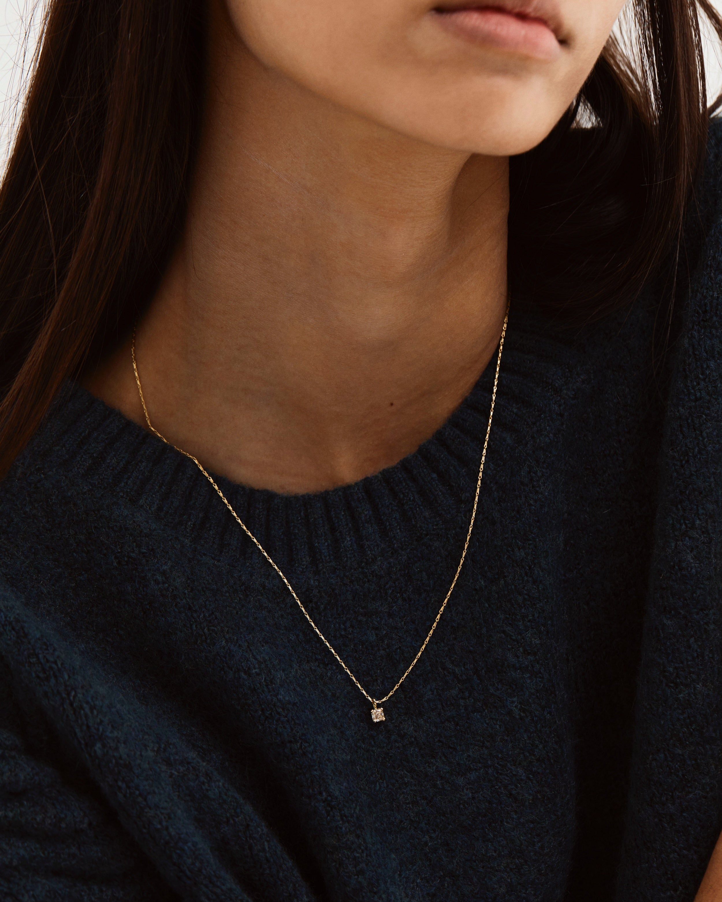 A woman wearing the Varni Necklace | Champagne Argyle Diamond.