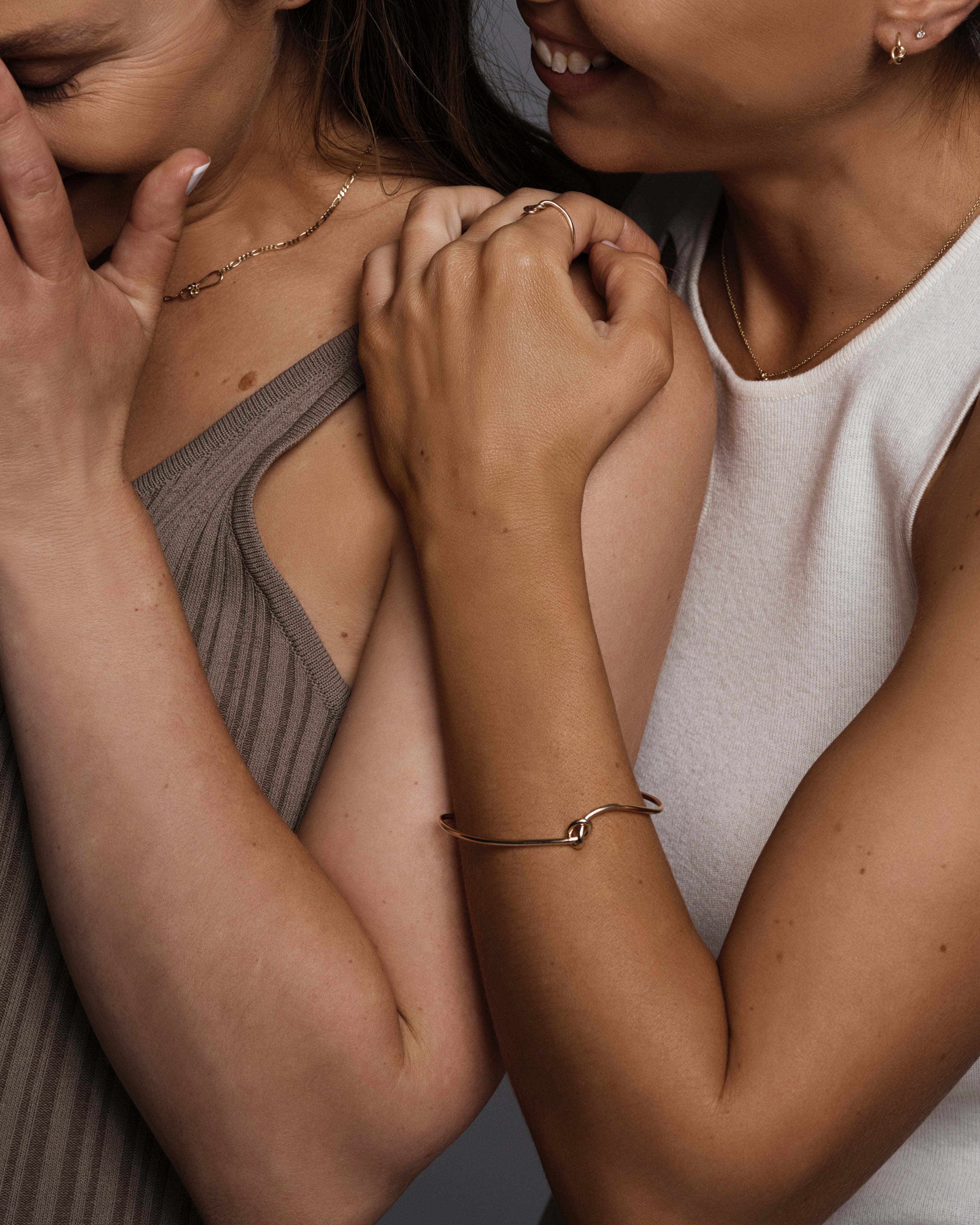 A model wearing the Dà anam Bangle in yellow gold.