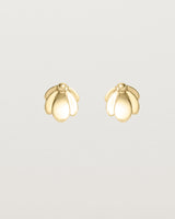 Front view of the Aeris Studs in yellow gold.