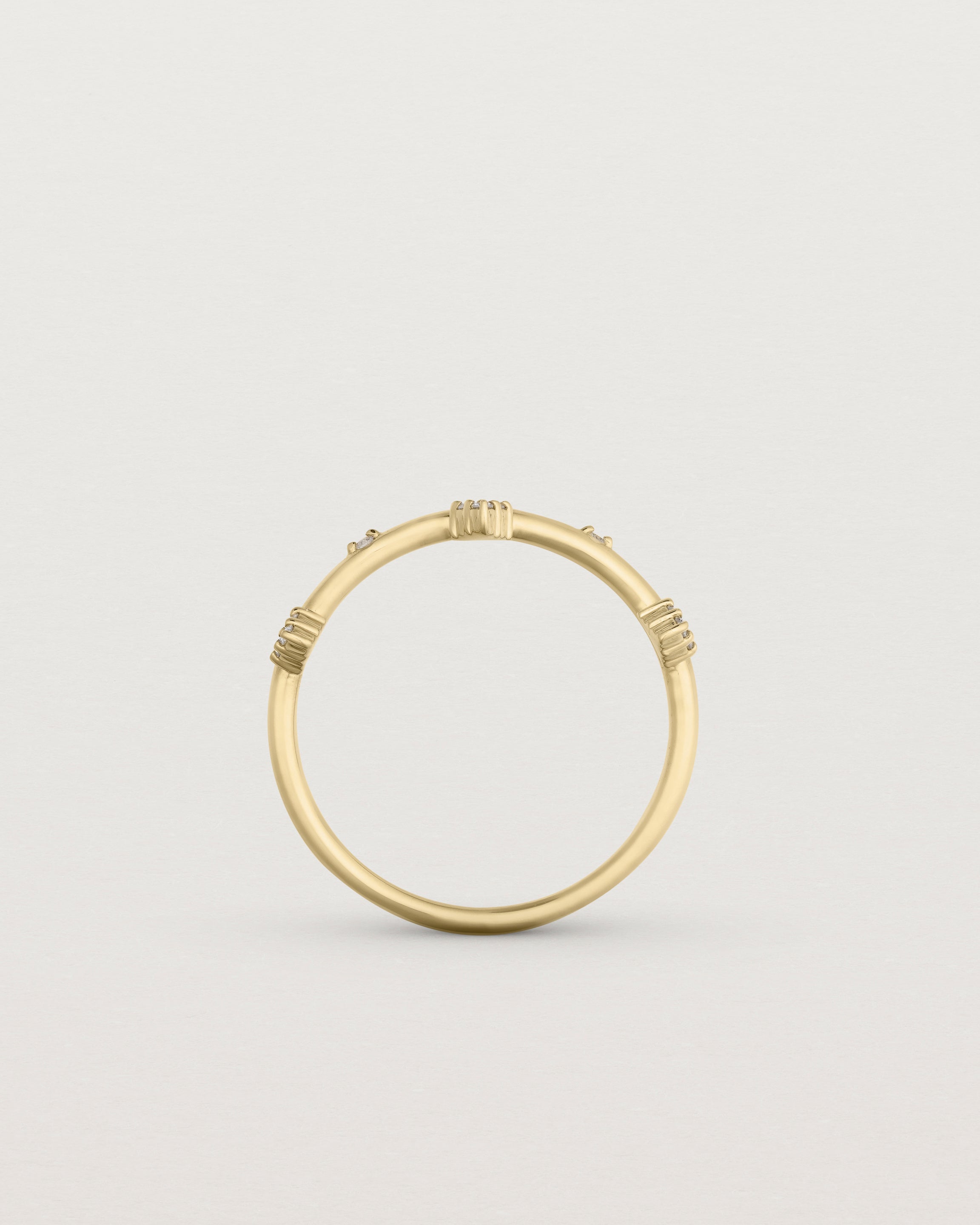 Standing view of the Belle Ring | Diamonds in yellow gold.