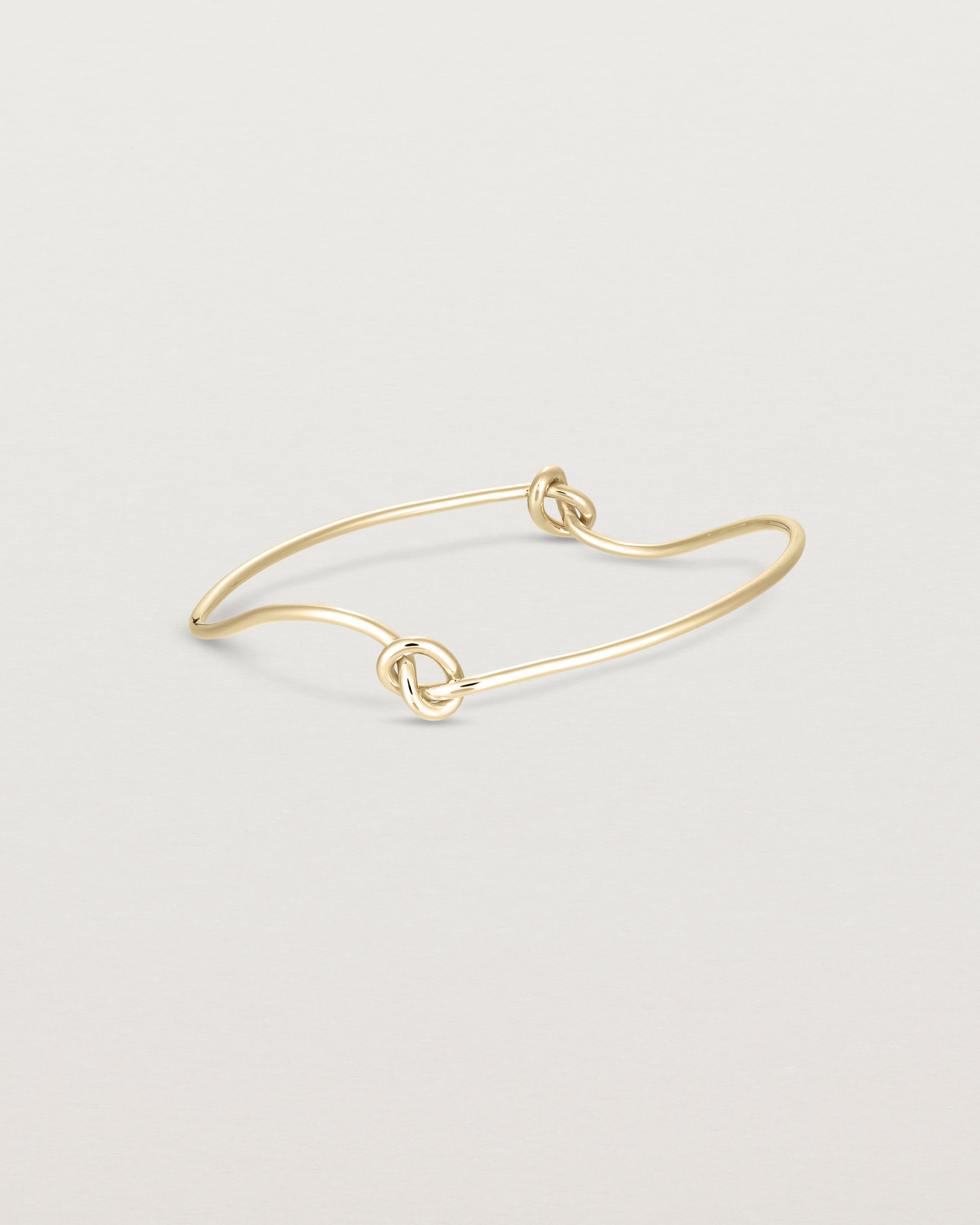 Front view of the Dà anam Bangle in yellow gold.