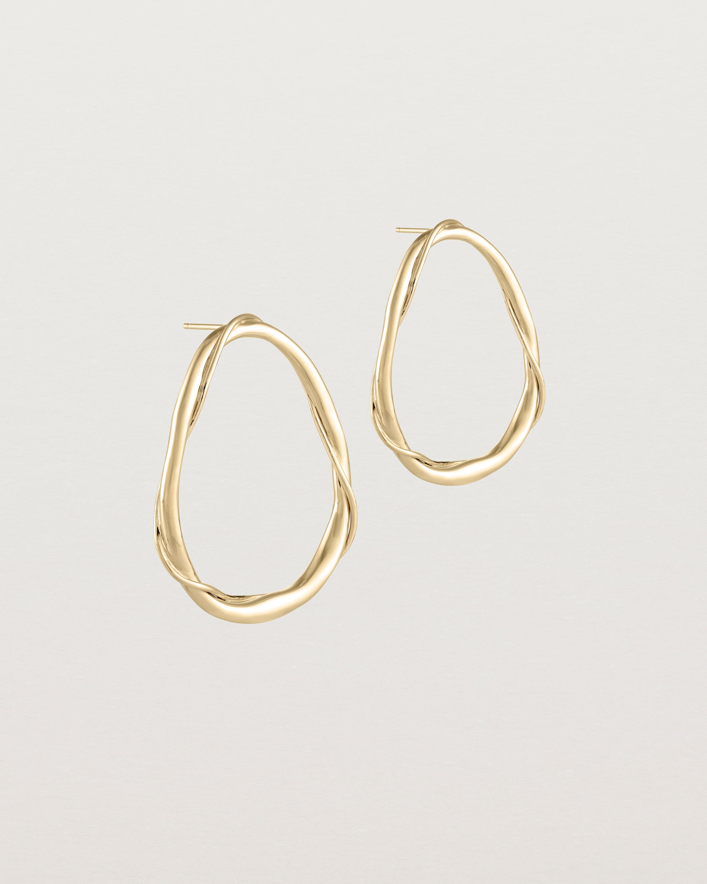 Angled view of the Dalí Earrings in yellow gold.