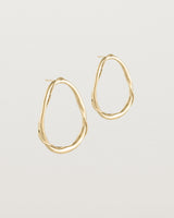 Angled view of the Dalí Earrings in yellow gold.