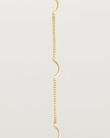 A yellow gold chain bracelet with five gold arcs