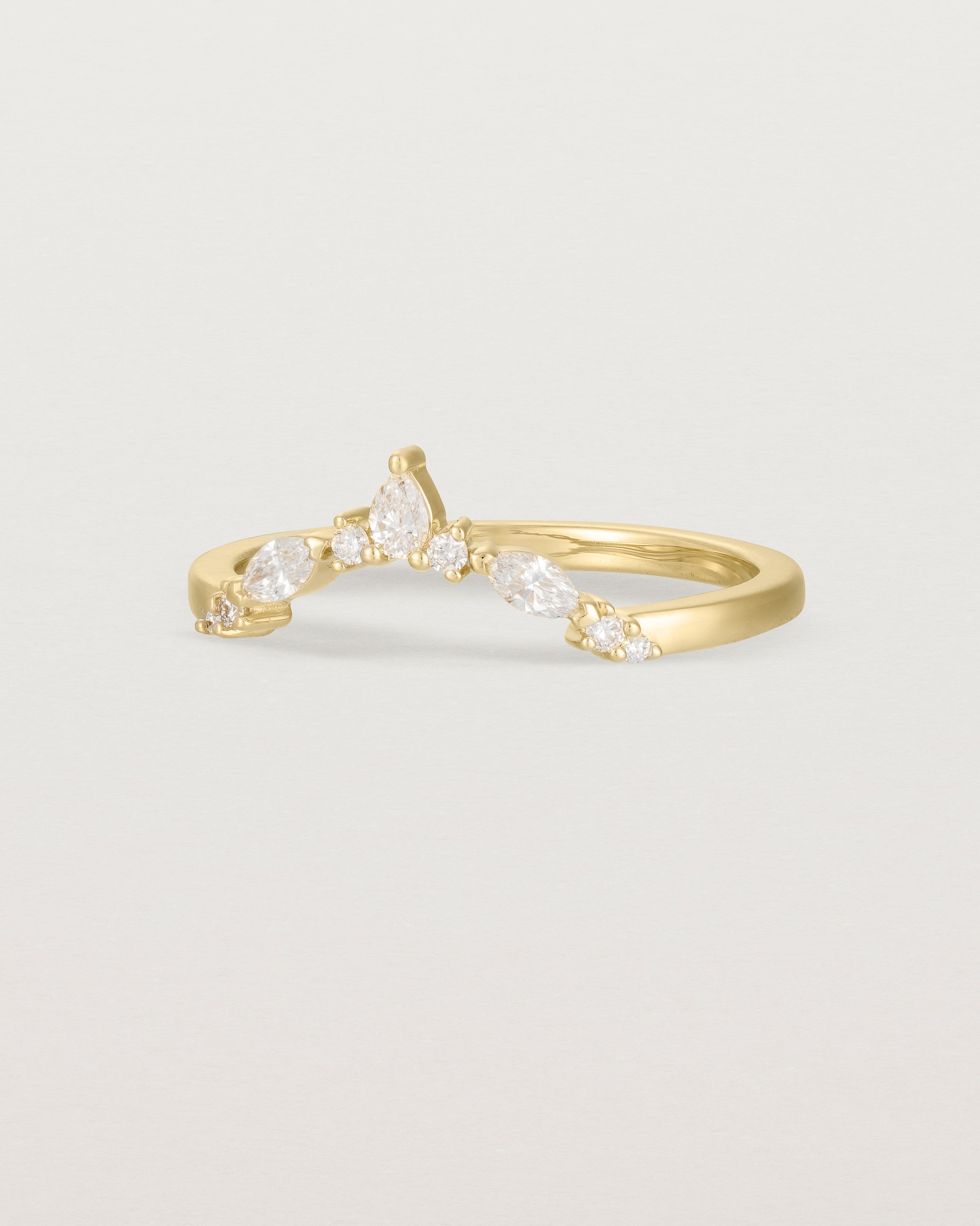 Angled view of the Meia Crown Ring | Fit Ⅳ | Yellow Gold.