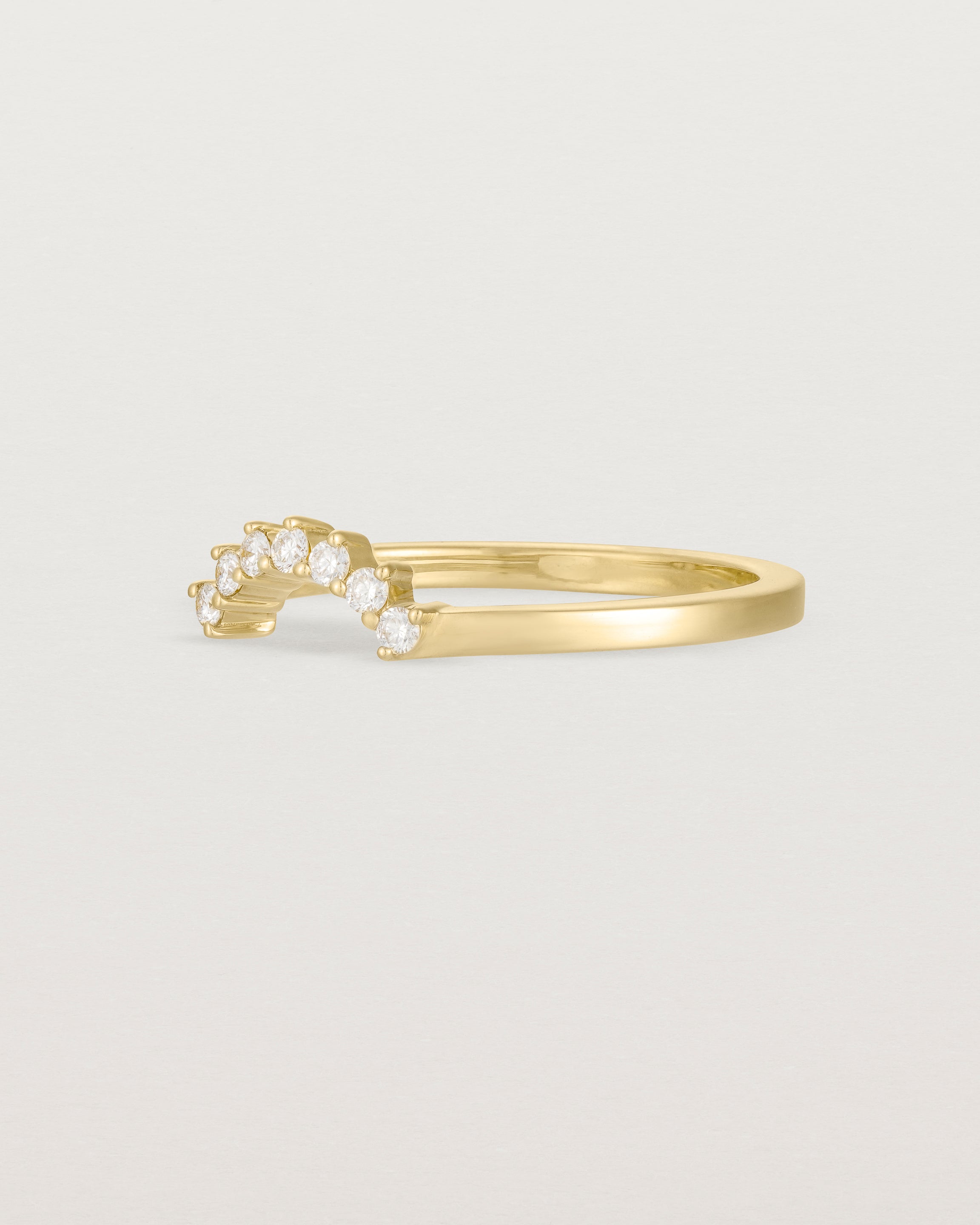 Angled view of the Reina Crown Ring | Fit Ⅰ | Yellow Gold.