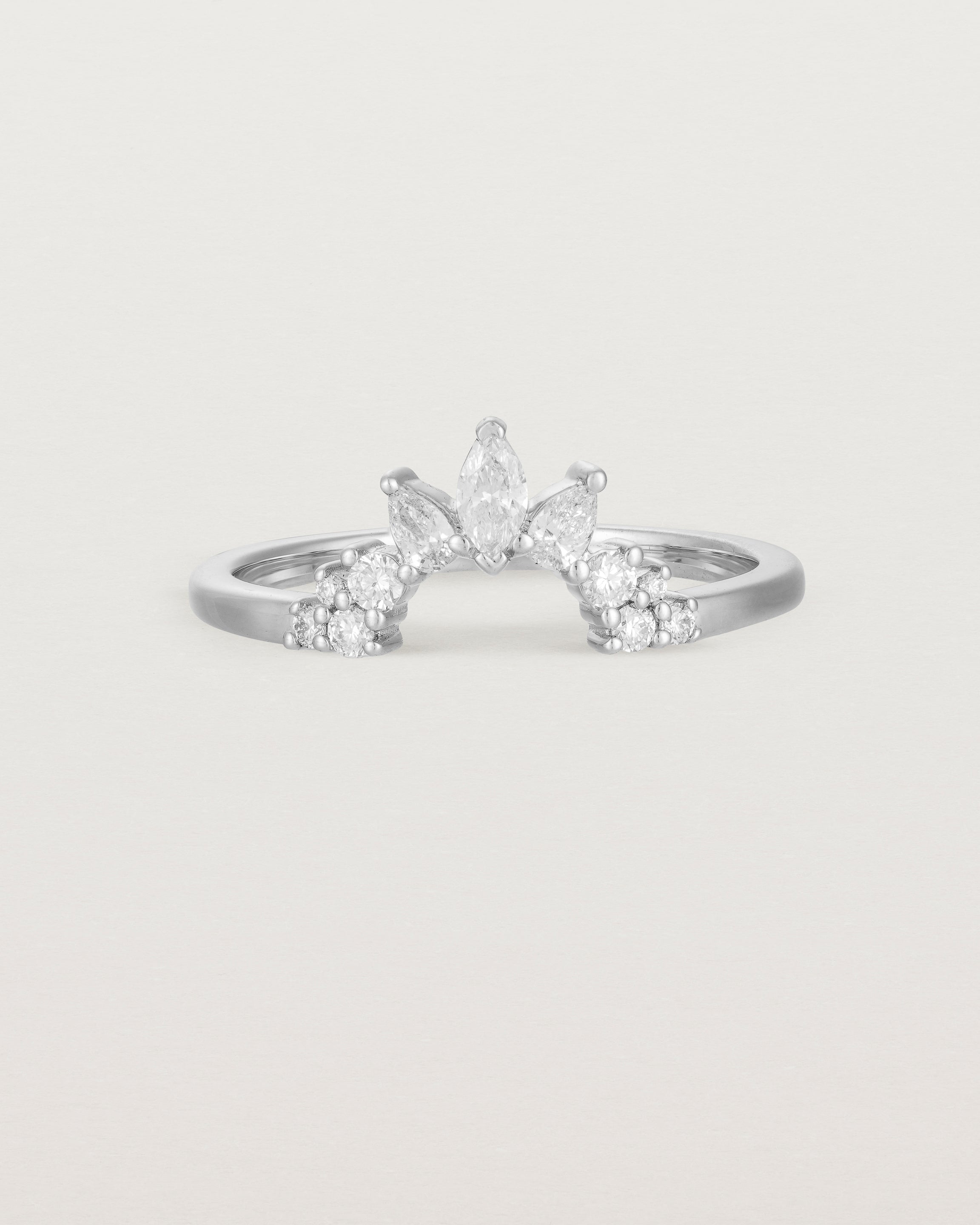 Front view of the Thalia Crown Ring | Fit ‚I | White Gold.