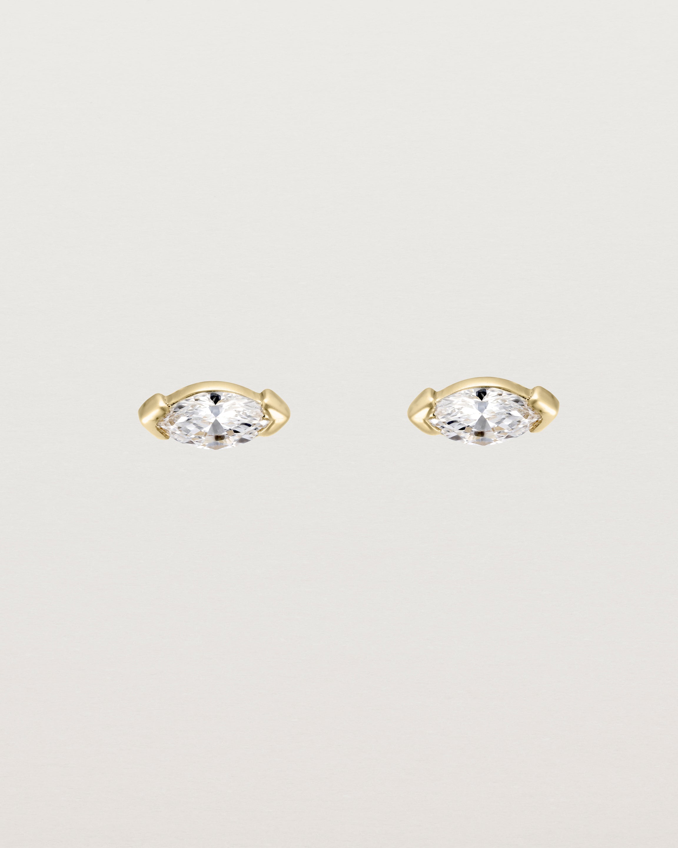 Front view of the Vega Studs | Diamond in yellow gold.