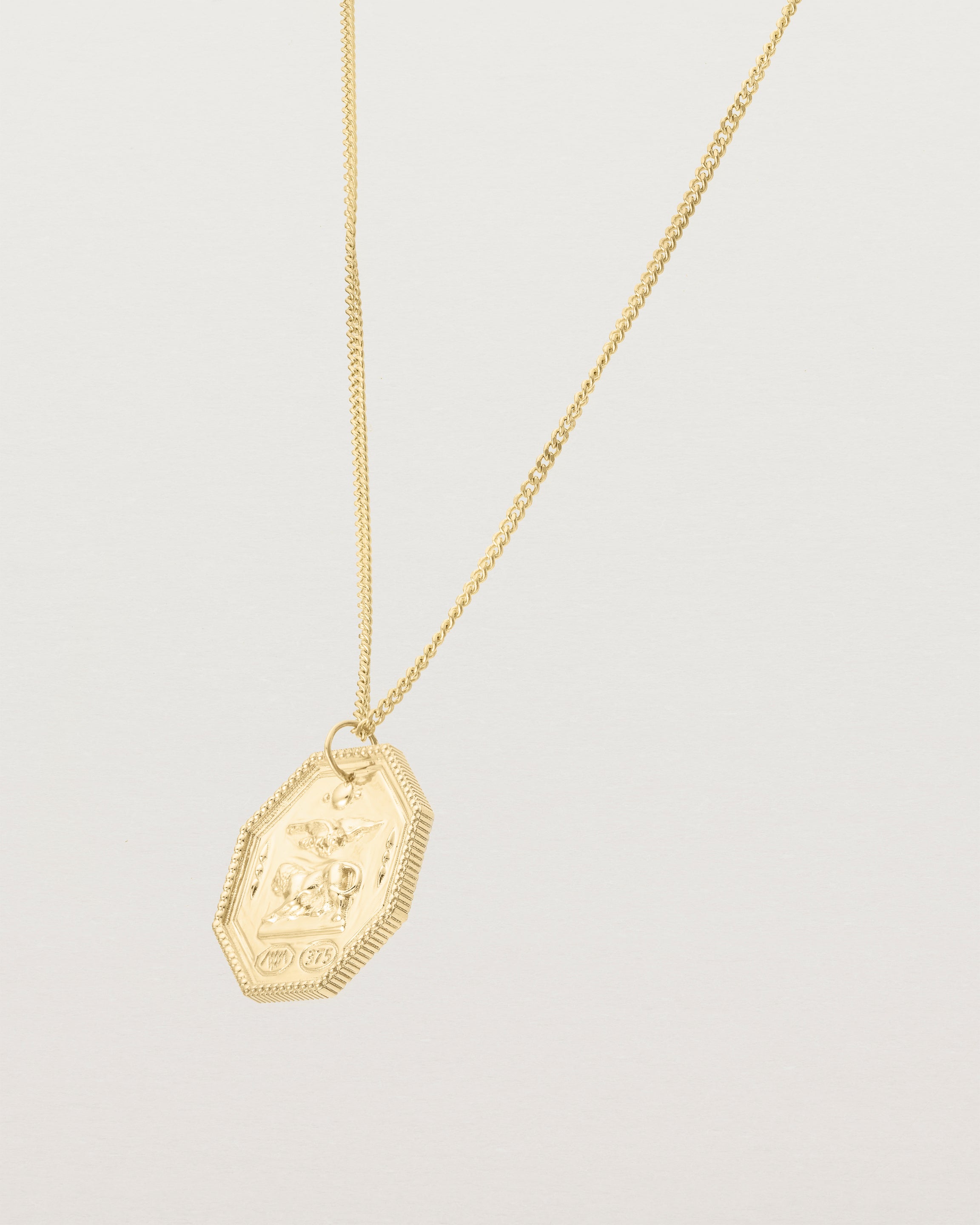 Angled view of the Aeneid Necklace in yellow gold. 