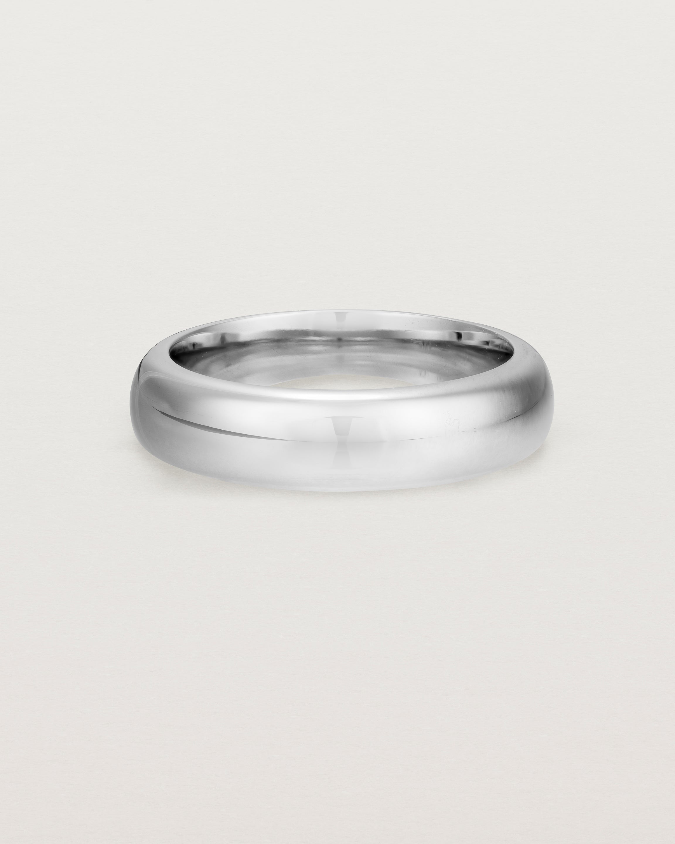 Front view of the Bold Curve Ring | 6mm | White Gold.