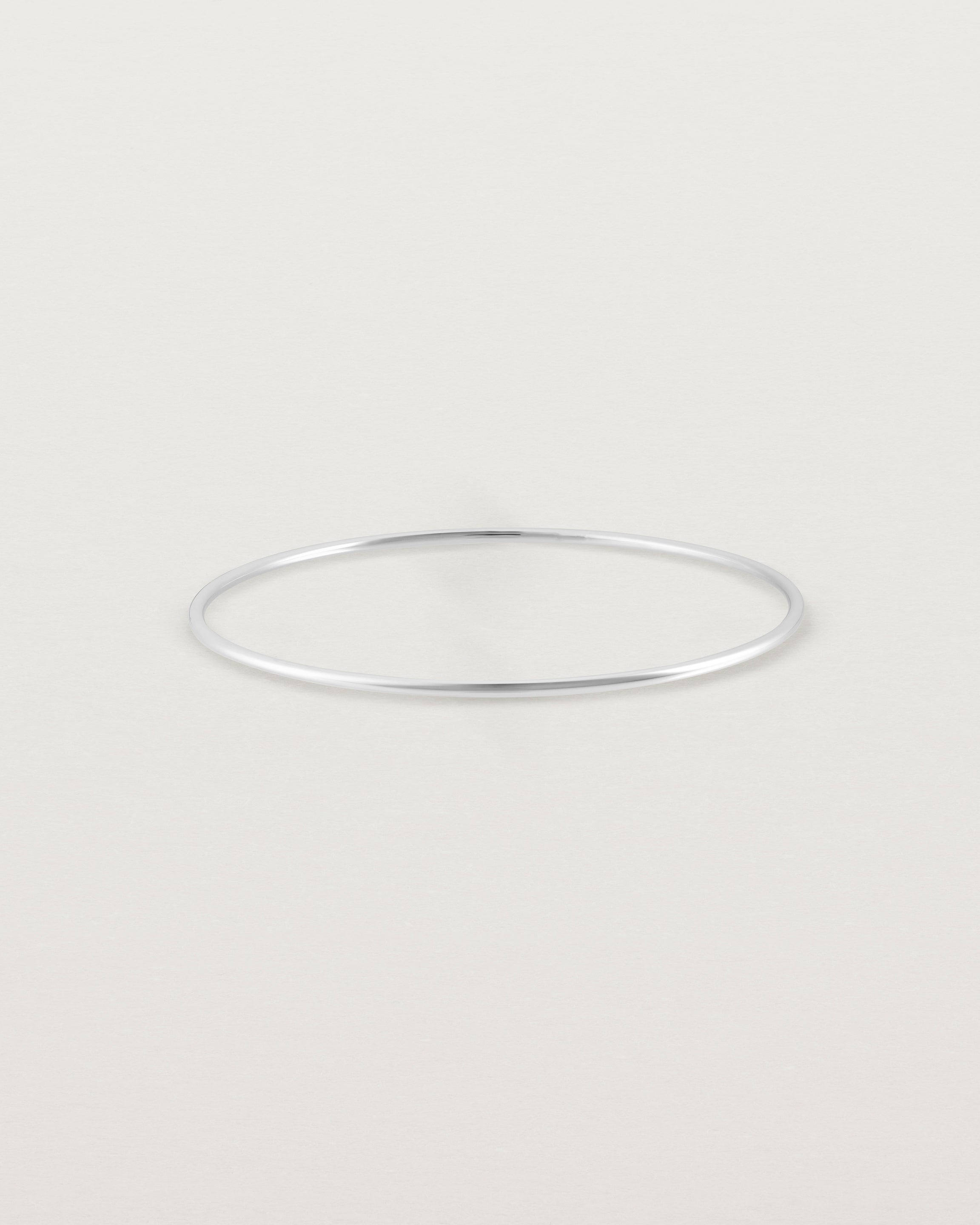 Front view of the Oval Bangle in White Gold.
