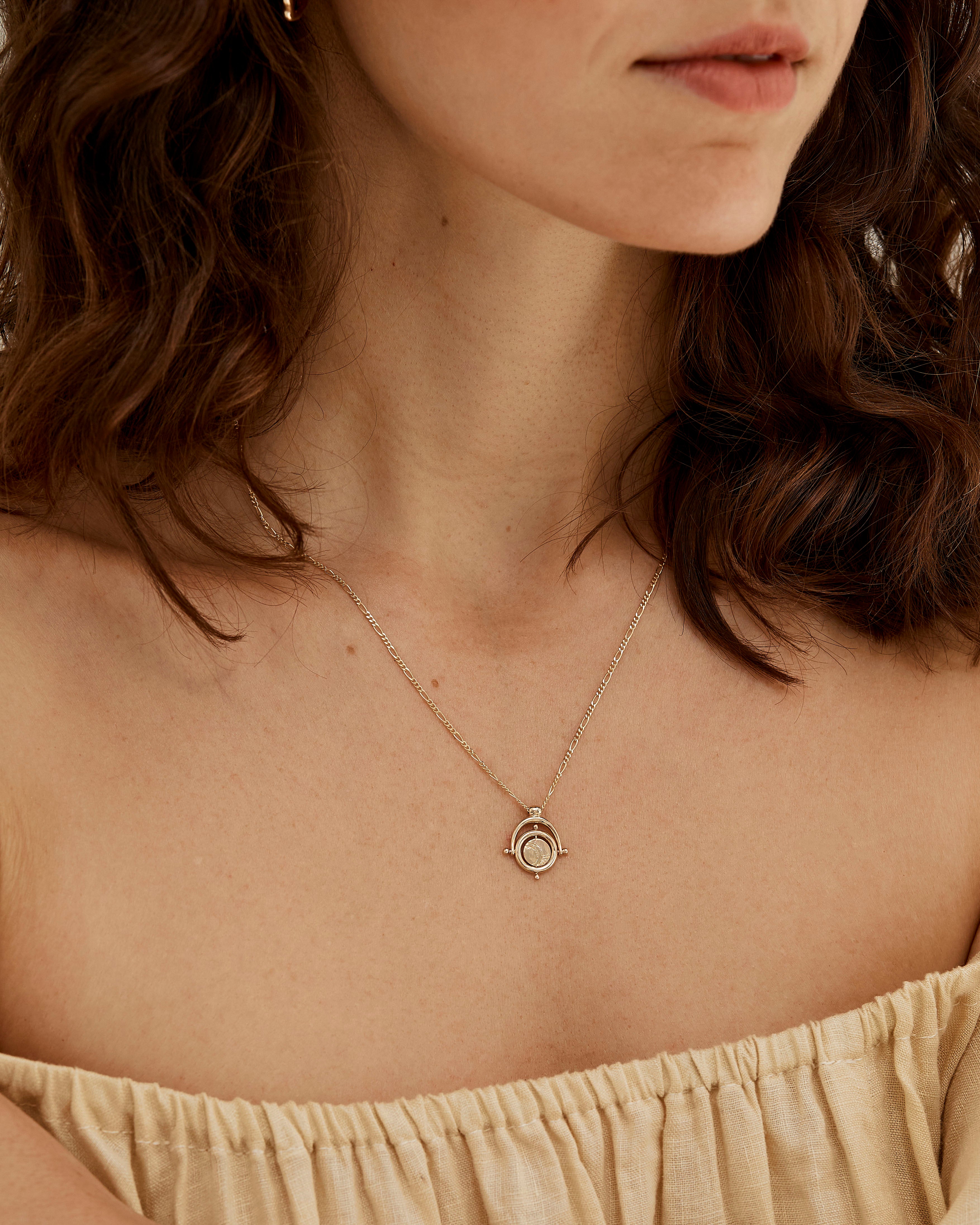 A woman wearing the Sollune Necklace in yellow gold.