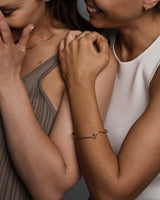 A model wearing the Dà anam Bangle in yellow gold.