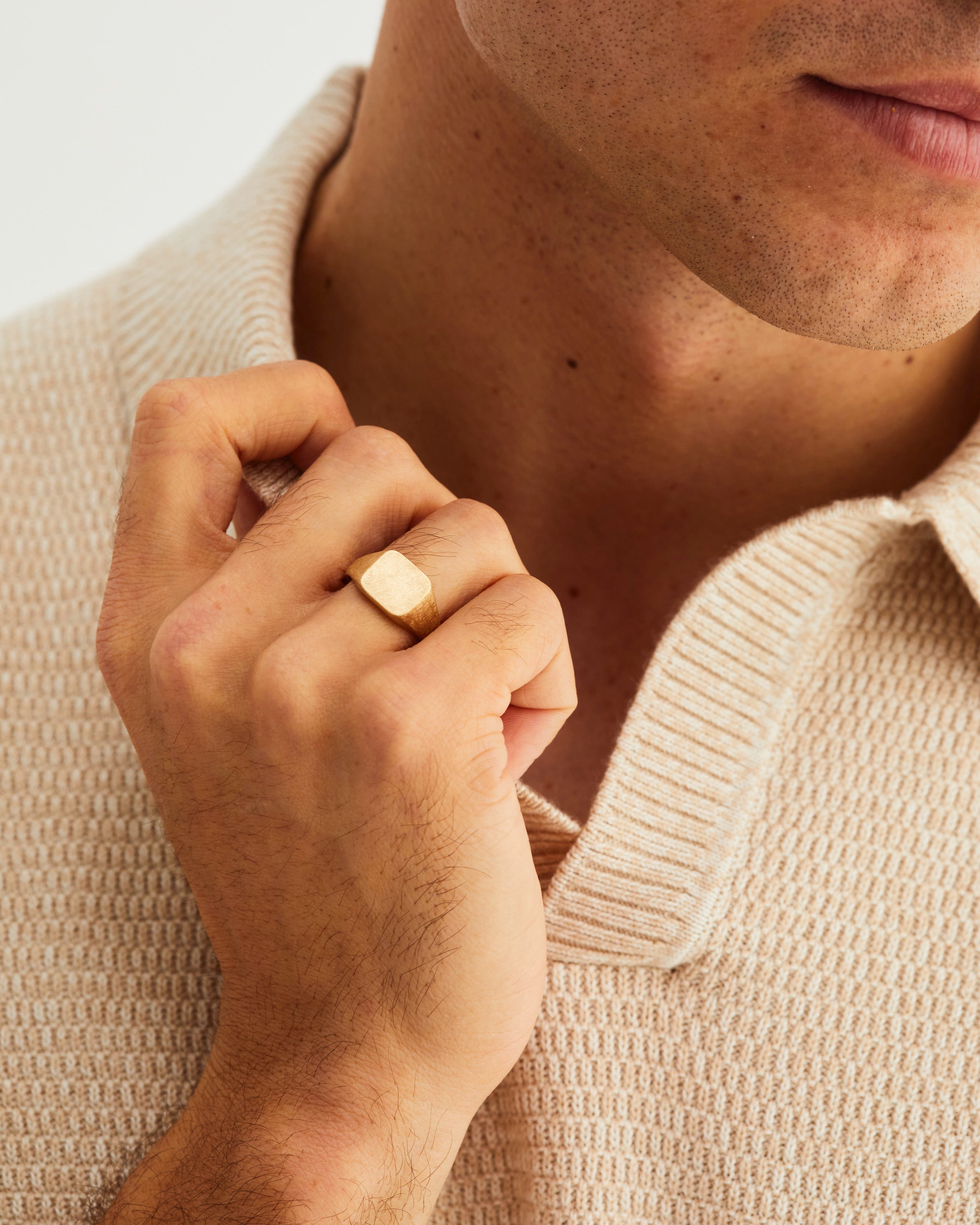 Close up on the Sempré Signet Ring in yellow gold.