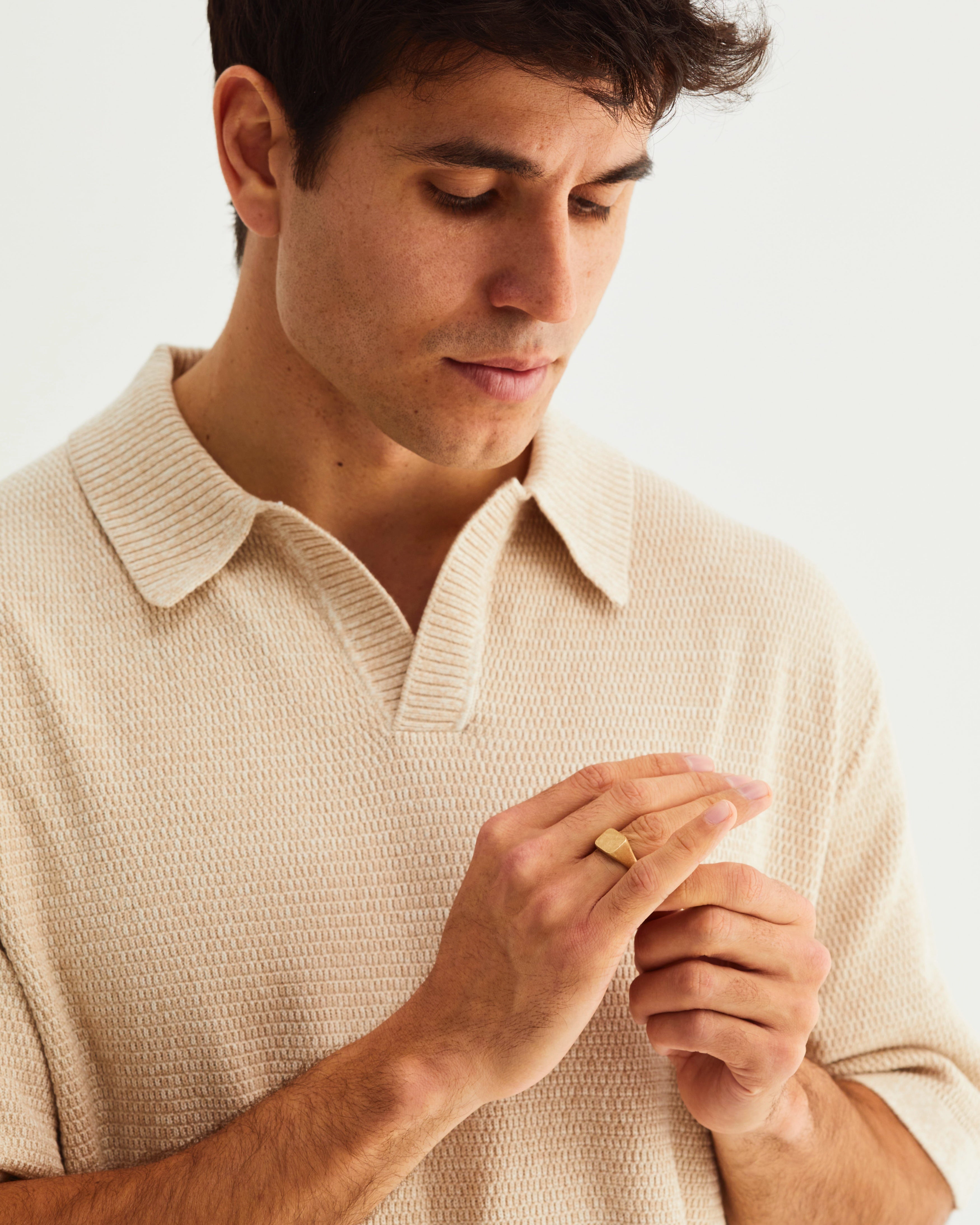 A man wearing the Sempré Signet Ring in yellow gold.