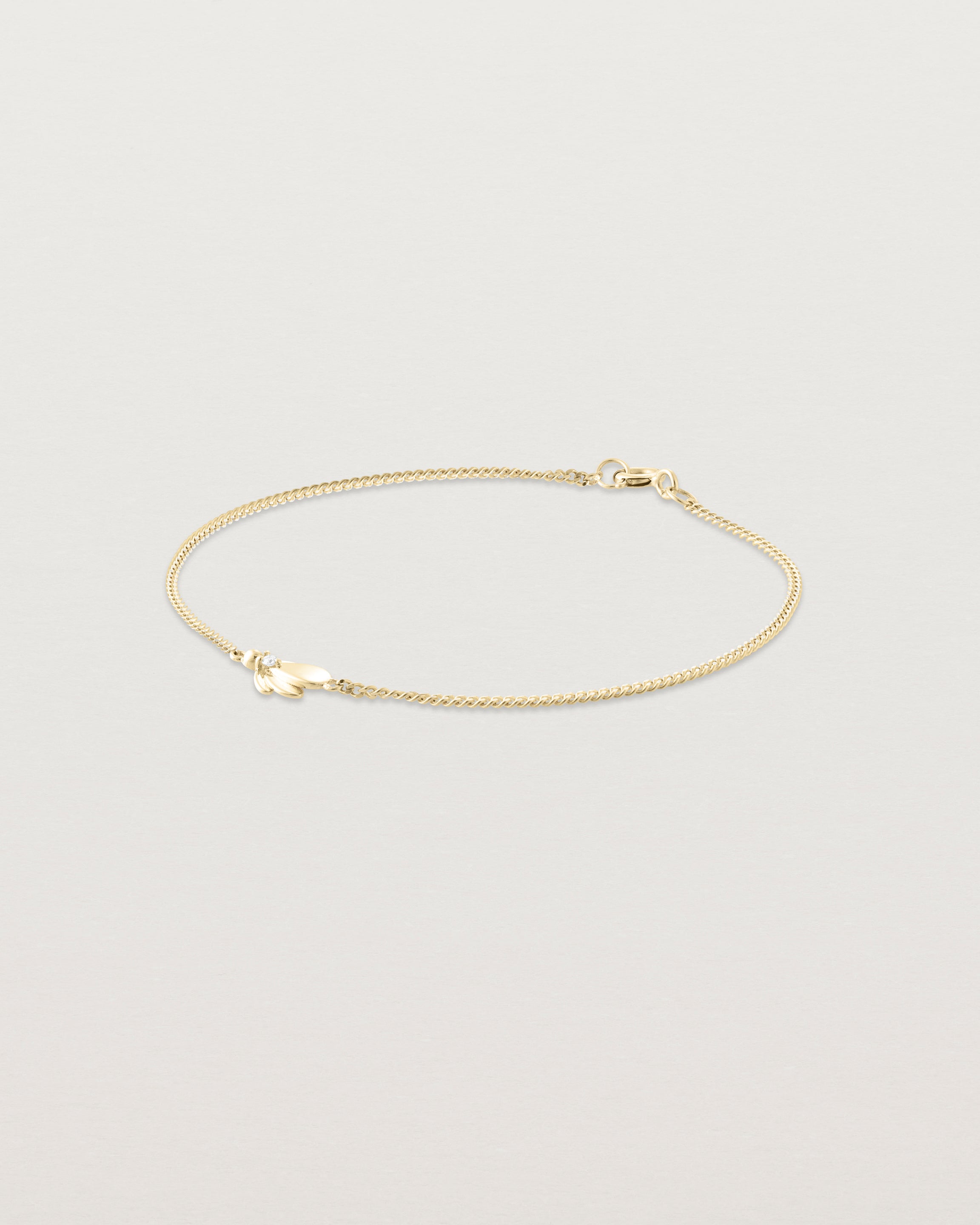 Angled view of the Aeris Bracelet | Diamond in yellow gold.
