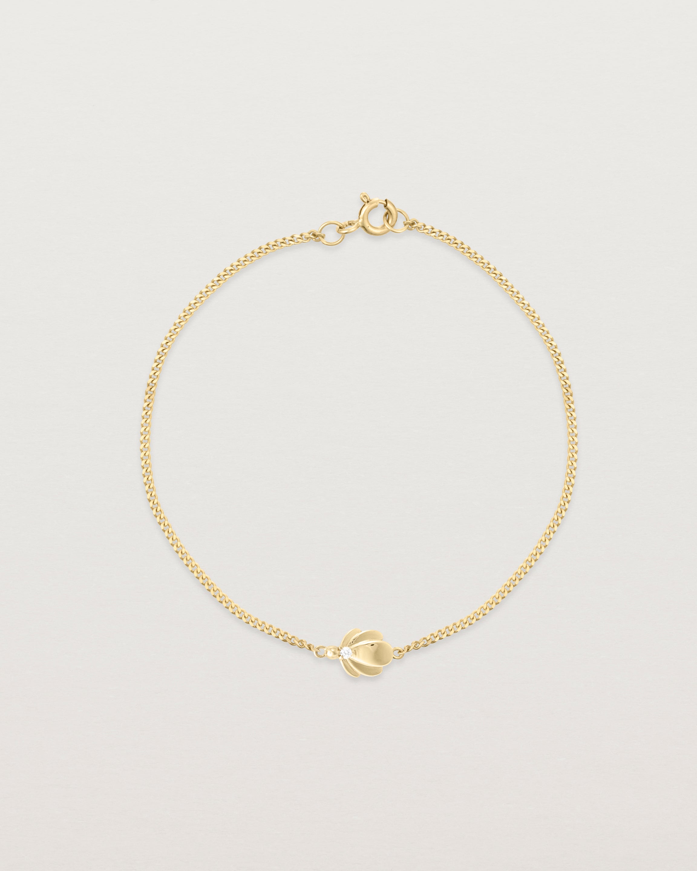 Top down view of the Aeris Bracelet | Diamond in yellow gold.