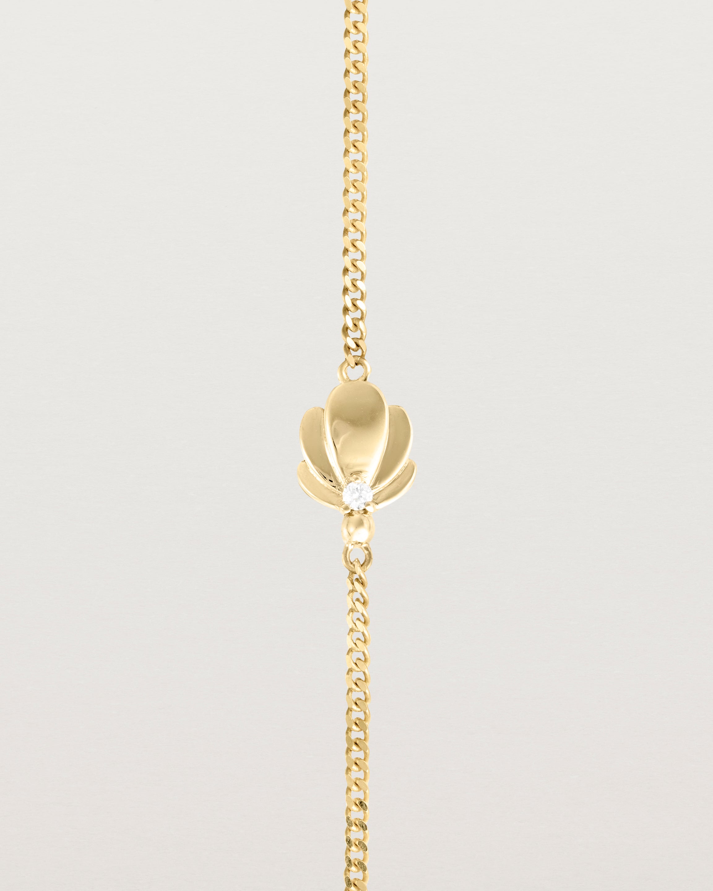 Close up view of the Aeris Bracelet | Diamond in yellow gold.