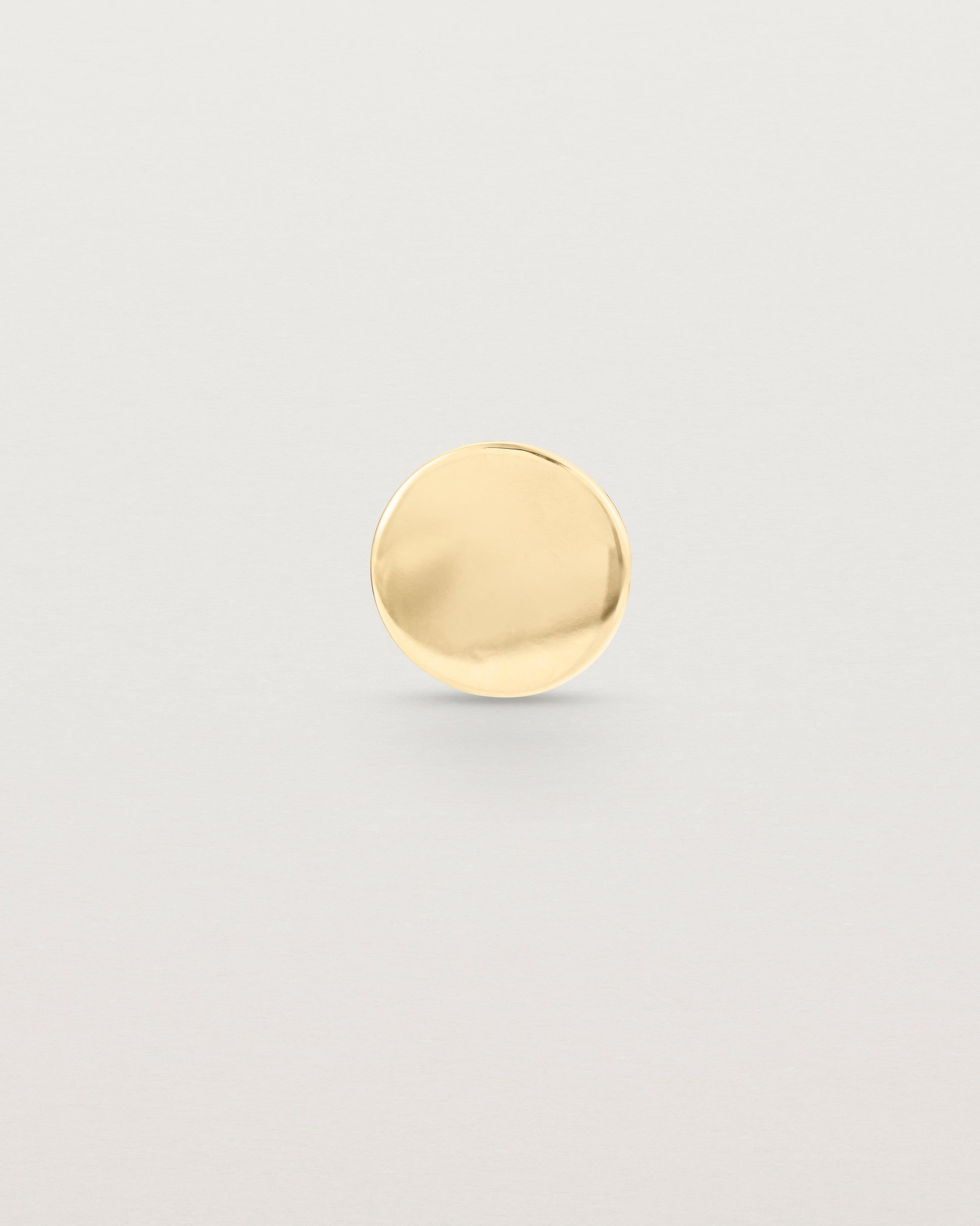A round polished yellow gold lapel pin