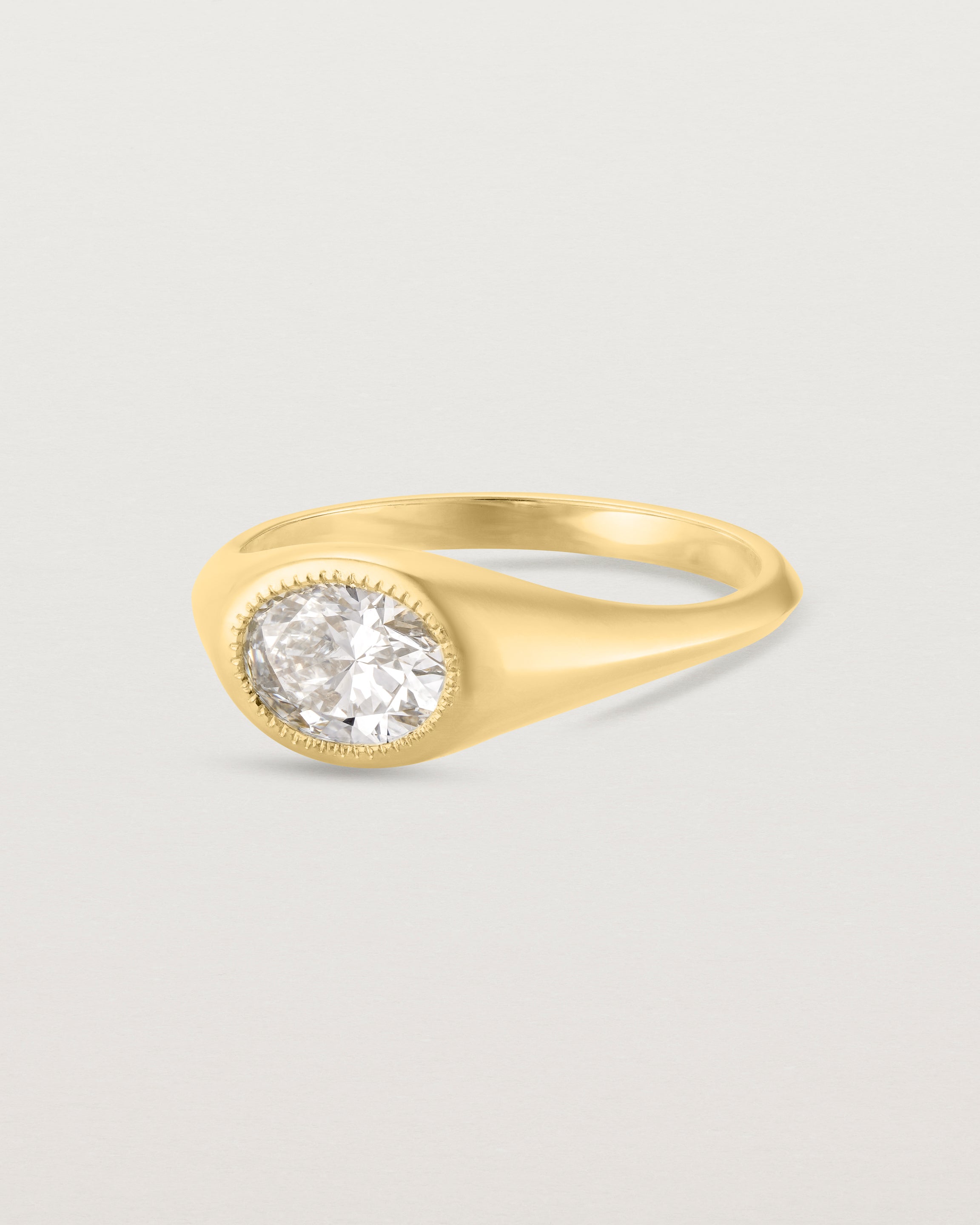 Angled view of the Átlas Oval Signet | Laboratory Grown Diamond in yellow gold, with a polished finish. 