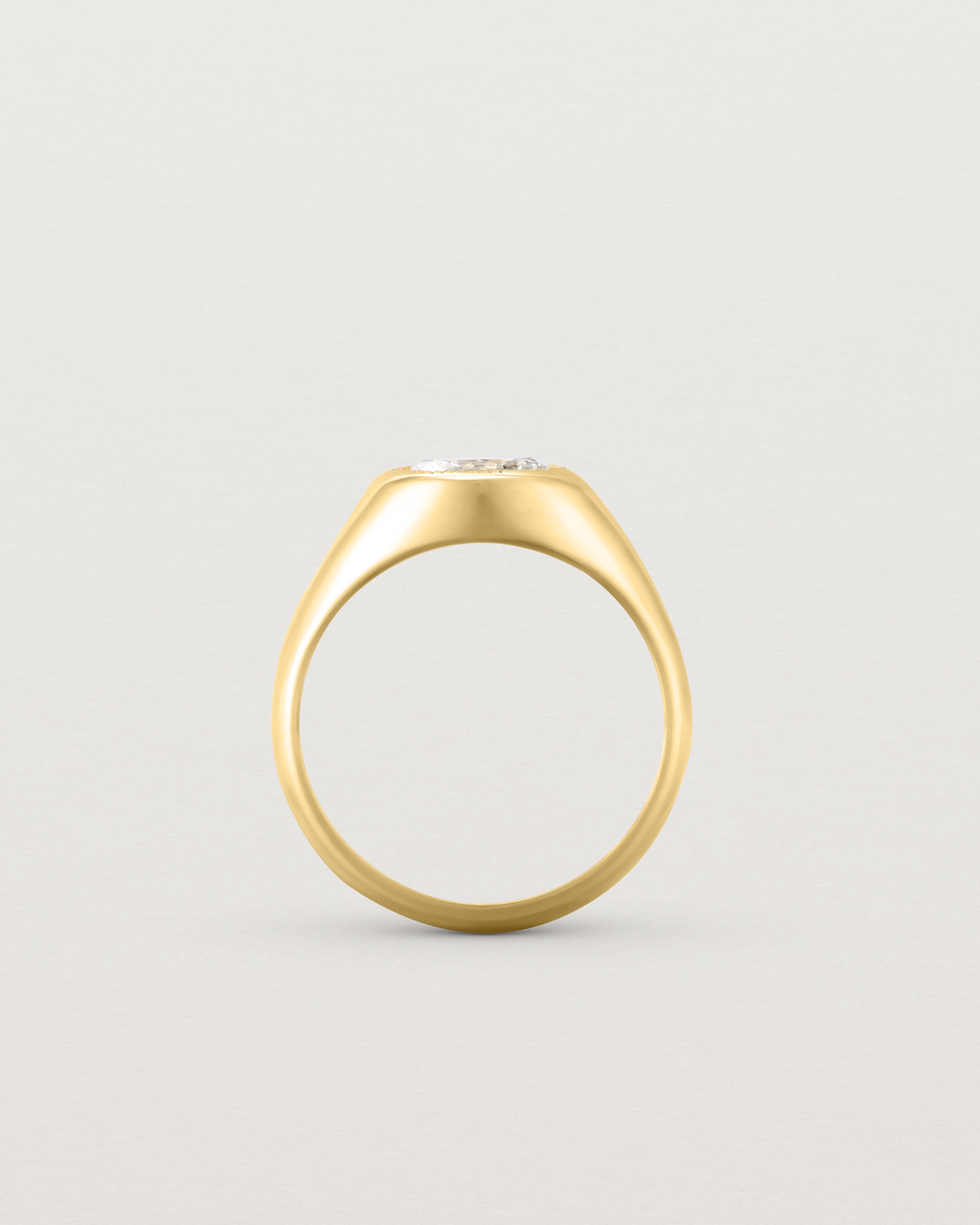 Standing view of the Átlas Oval Signet | Laboratory Grown Diamond in yellow gold, with a polished finish.