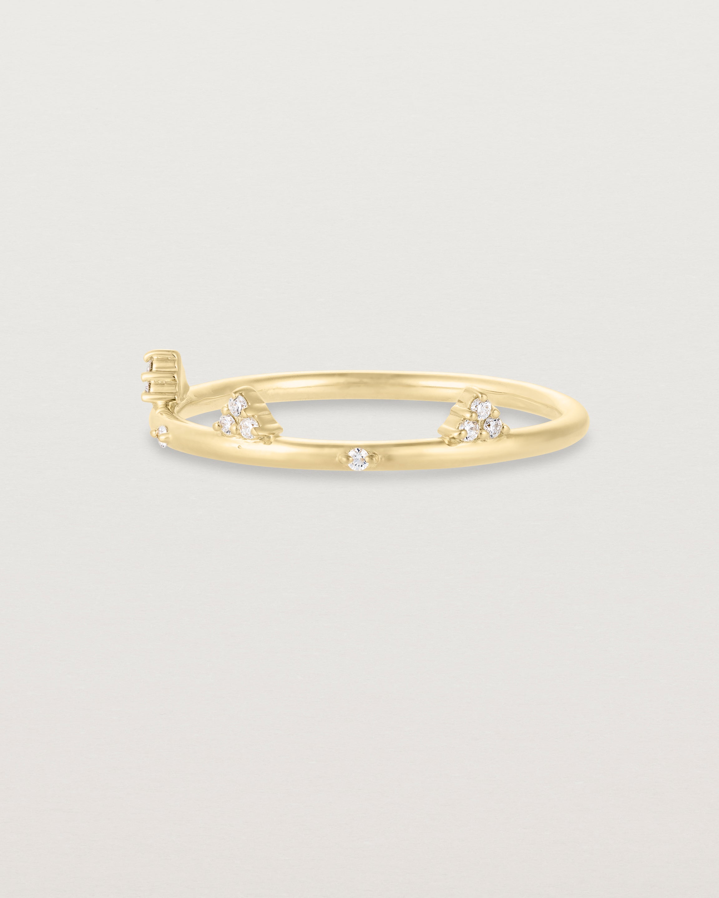 Angled view of the Belle Ring | Diamonds in yellow gold.