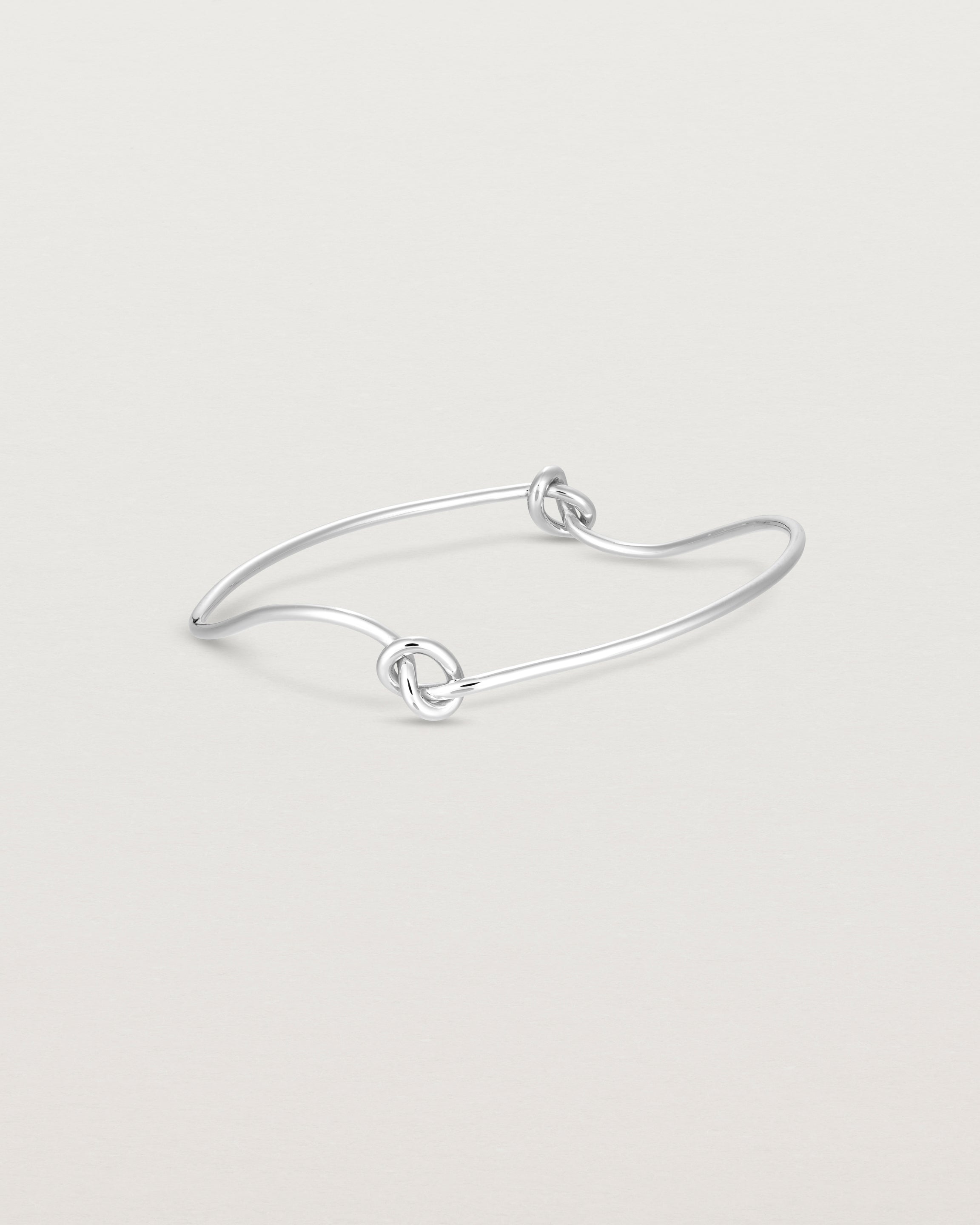 Front view of the Dà anam Bangle in sterling silver.