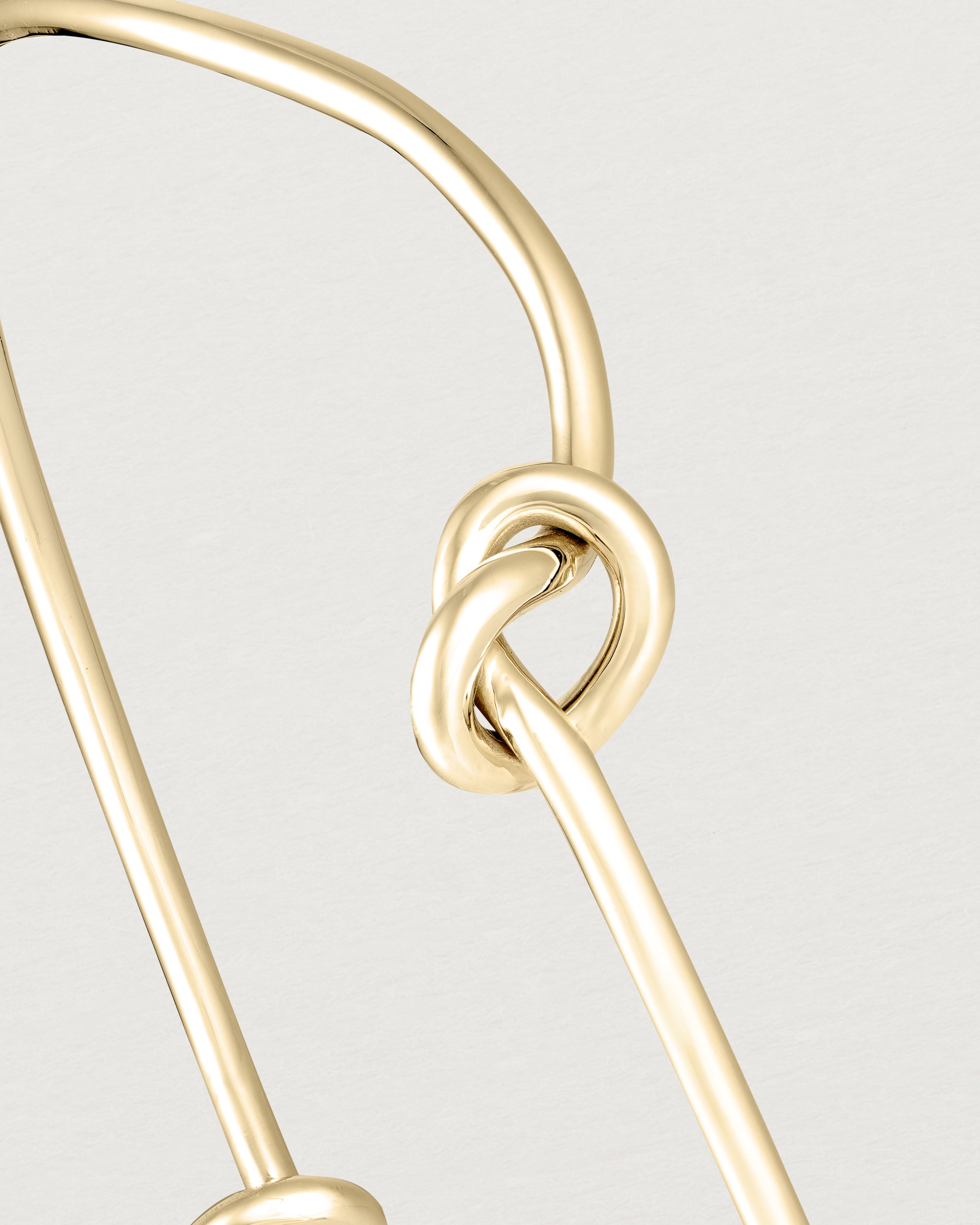 Close up of the Dà anam Bangle in yellow gold.