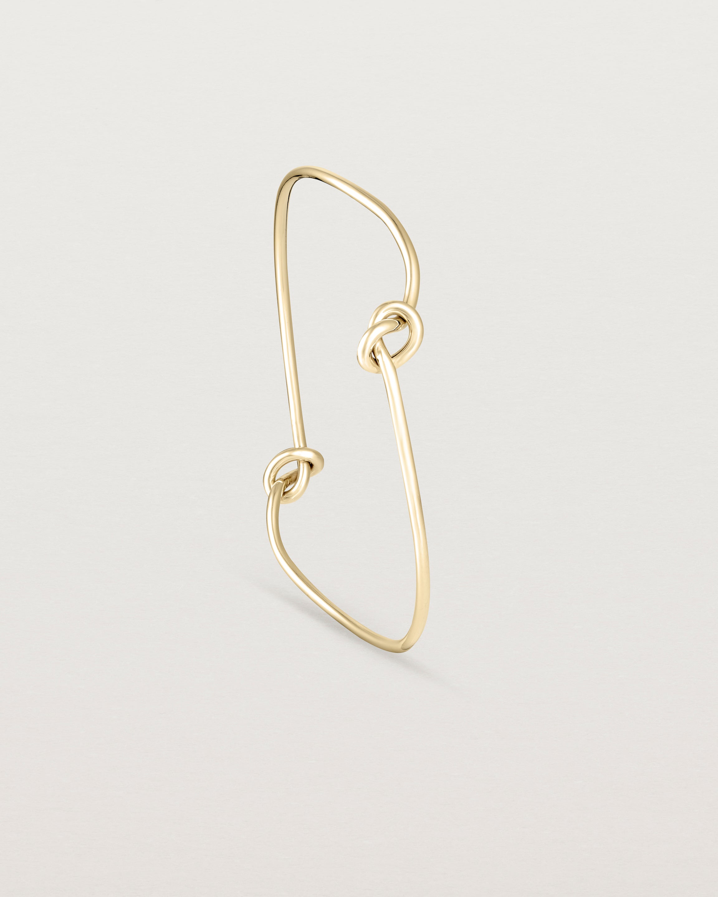 Standing view of the Dà anam Bangle in yellow gold.