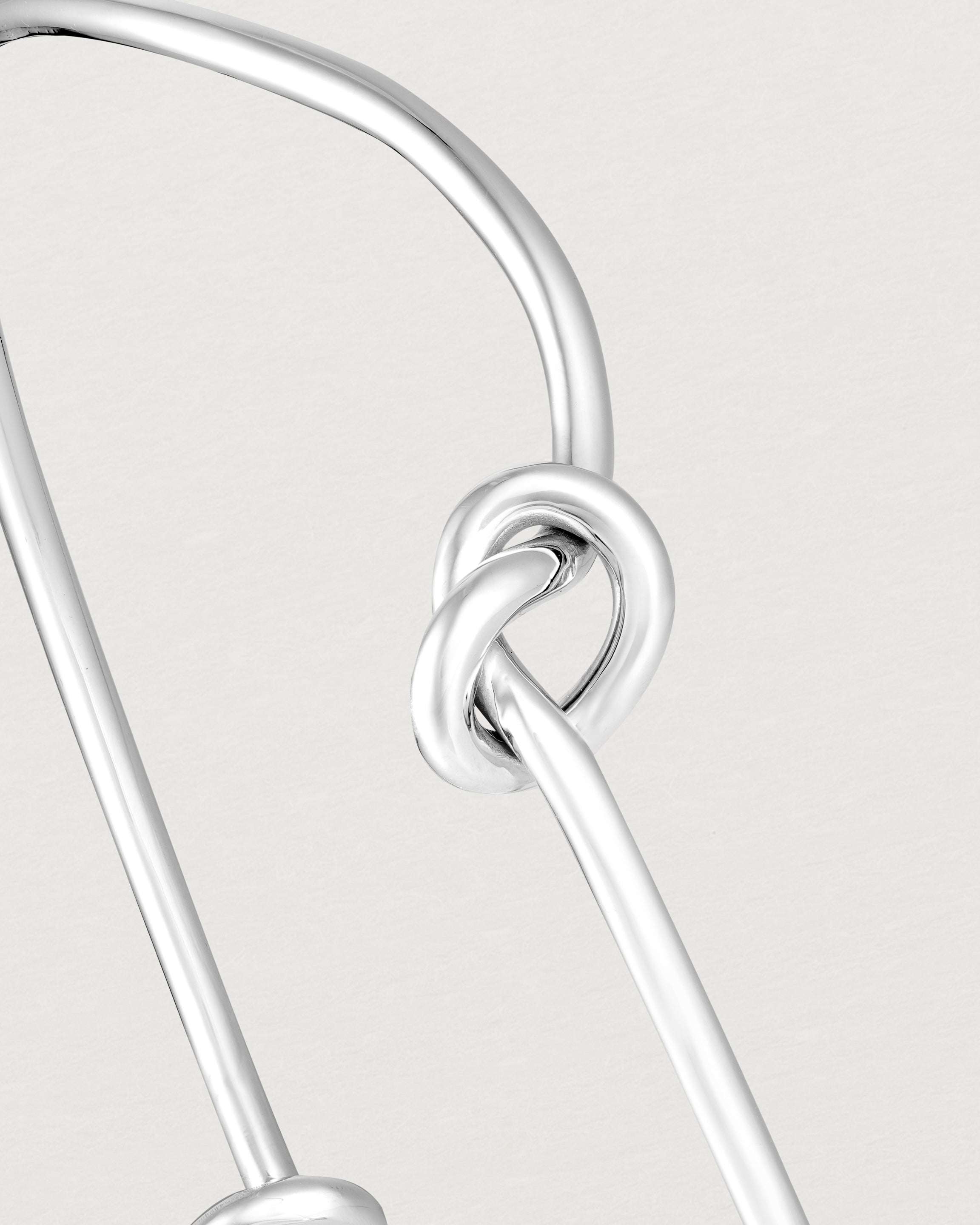 Close up view of the Dà anam Bangle in sterling silver.