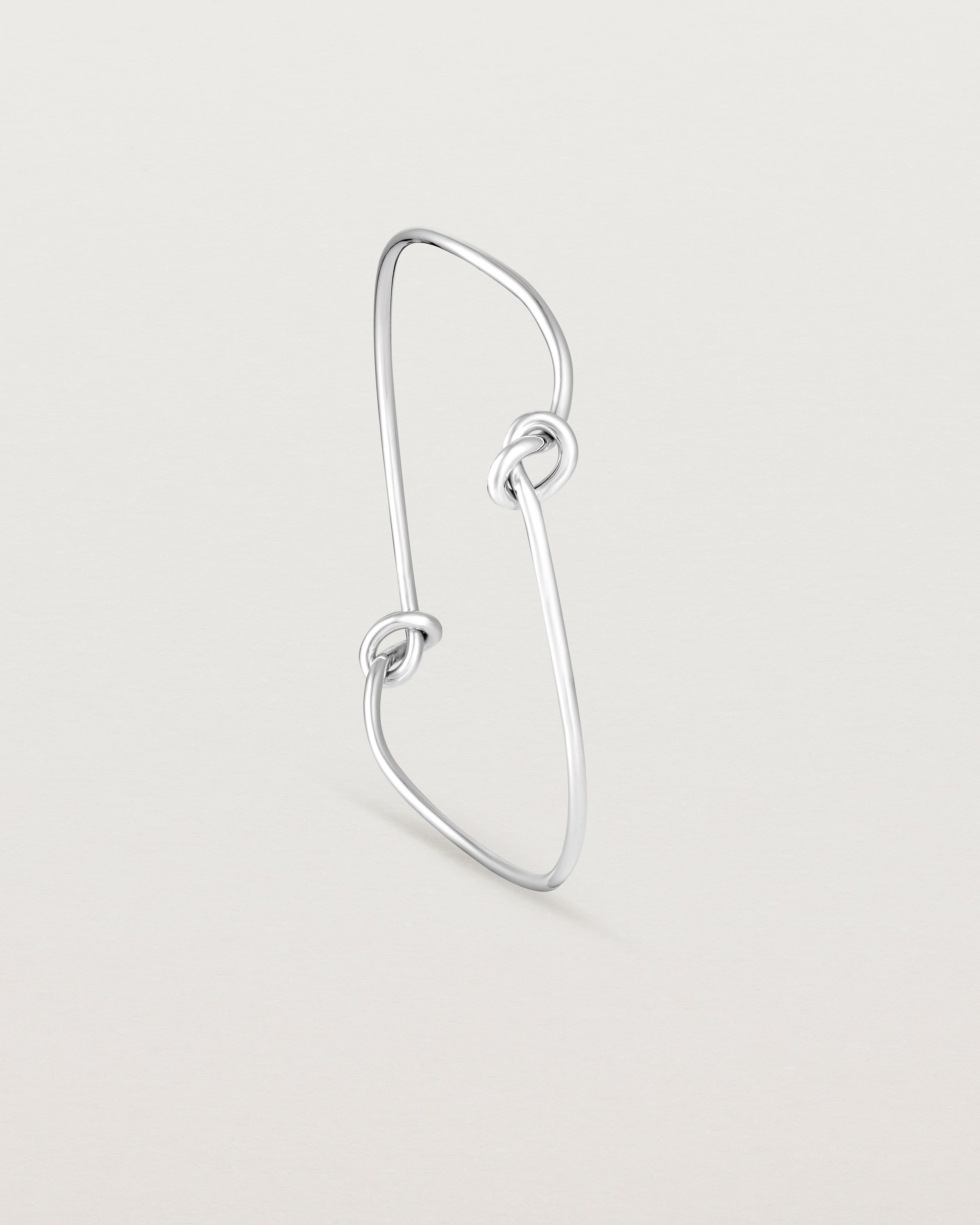 Standing view of the Dà anam Bangle in sterling silver.