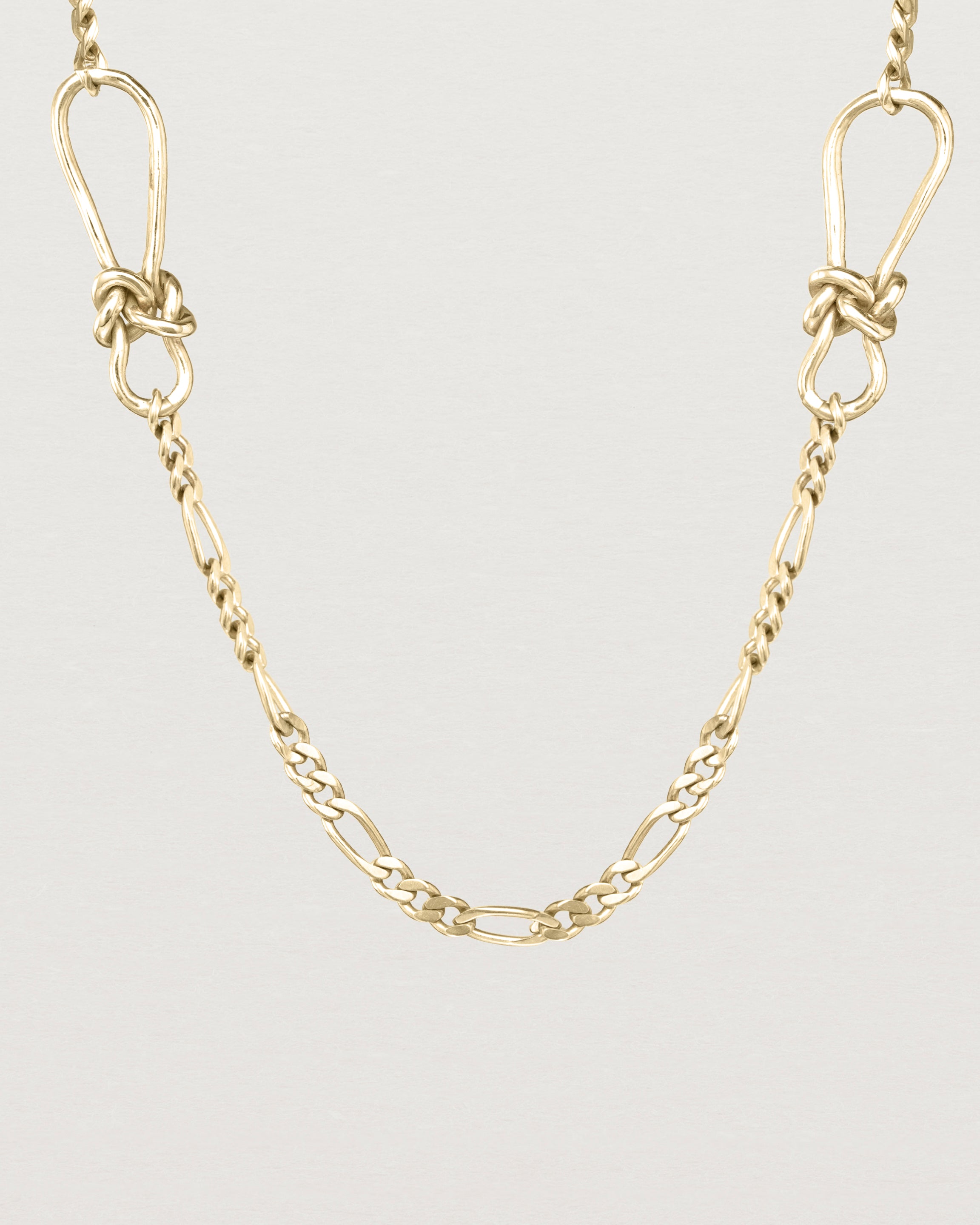 Close up of the Dà anam Necklace in yellow gold.