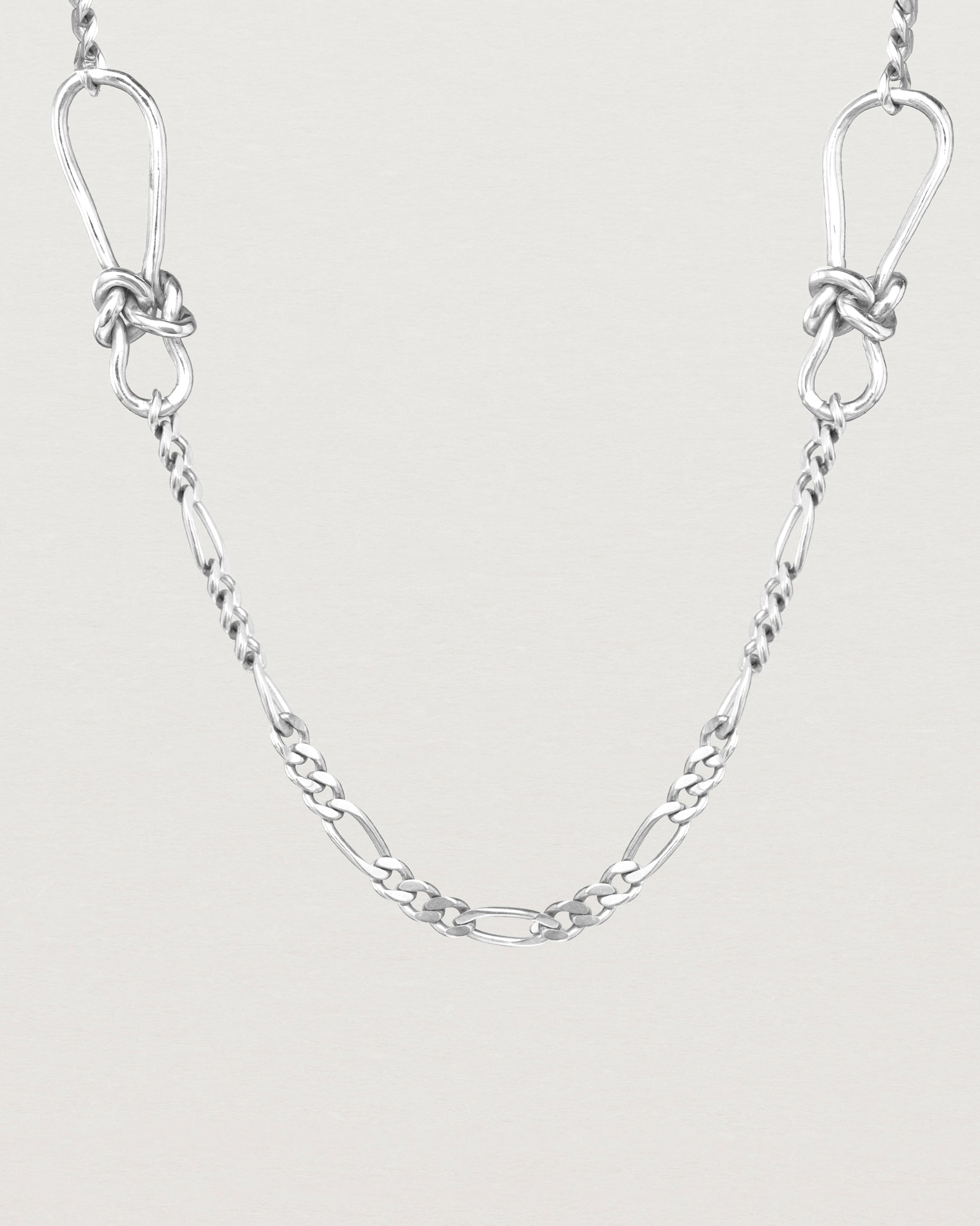 Close up of the Dà anam Necklace in sterling silver.