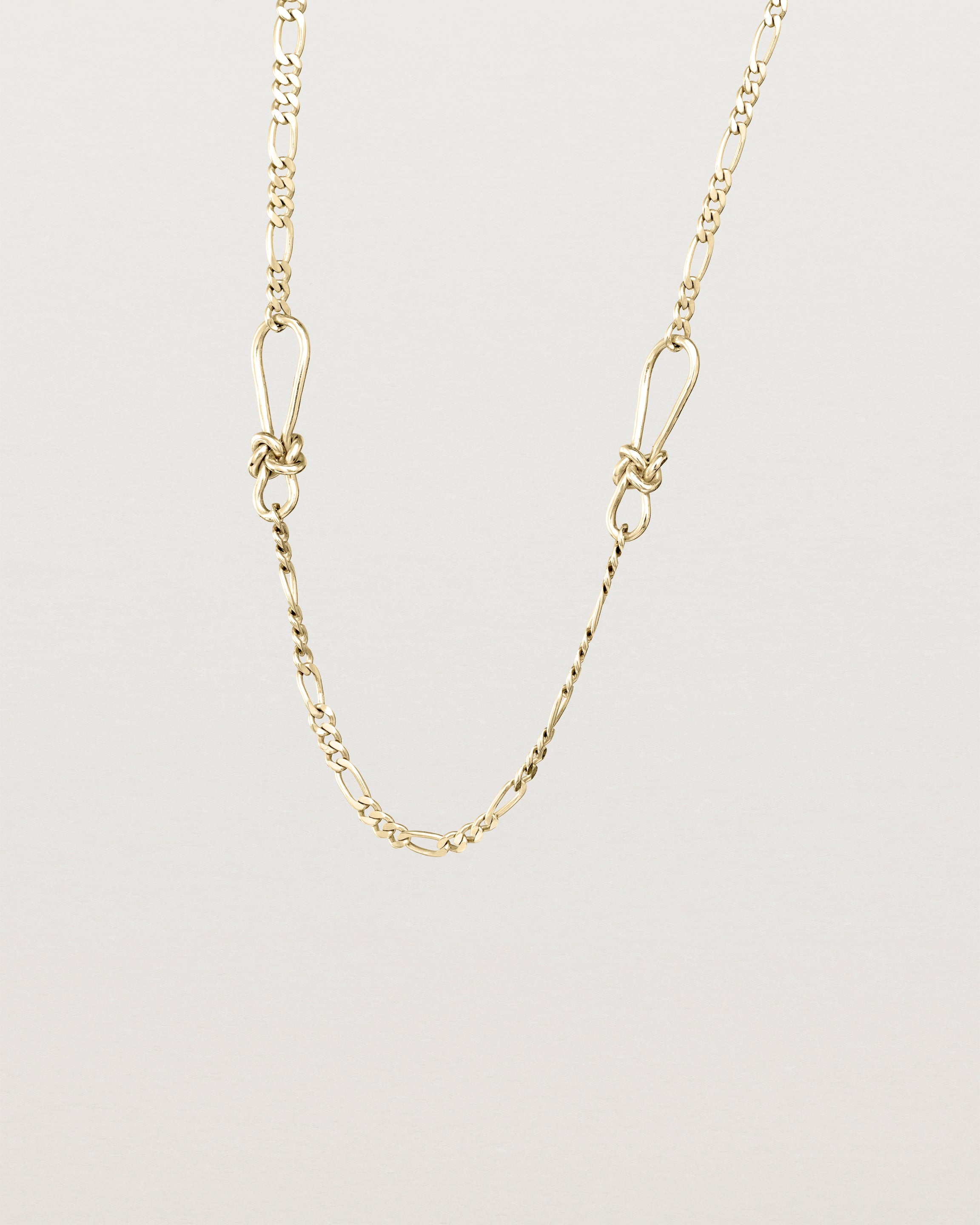 Angled view of the Dà anam Necklace in yellow gold.