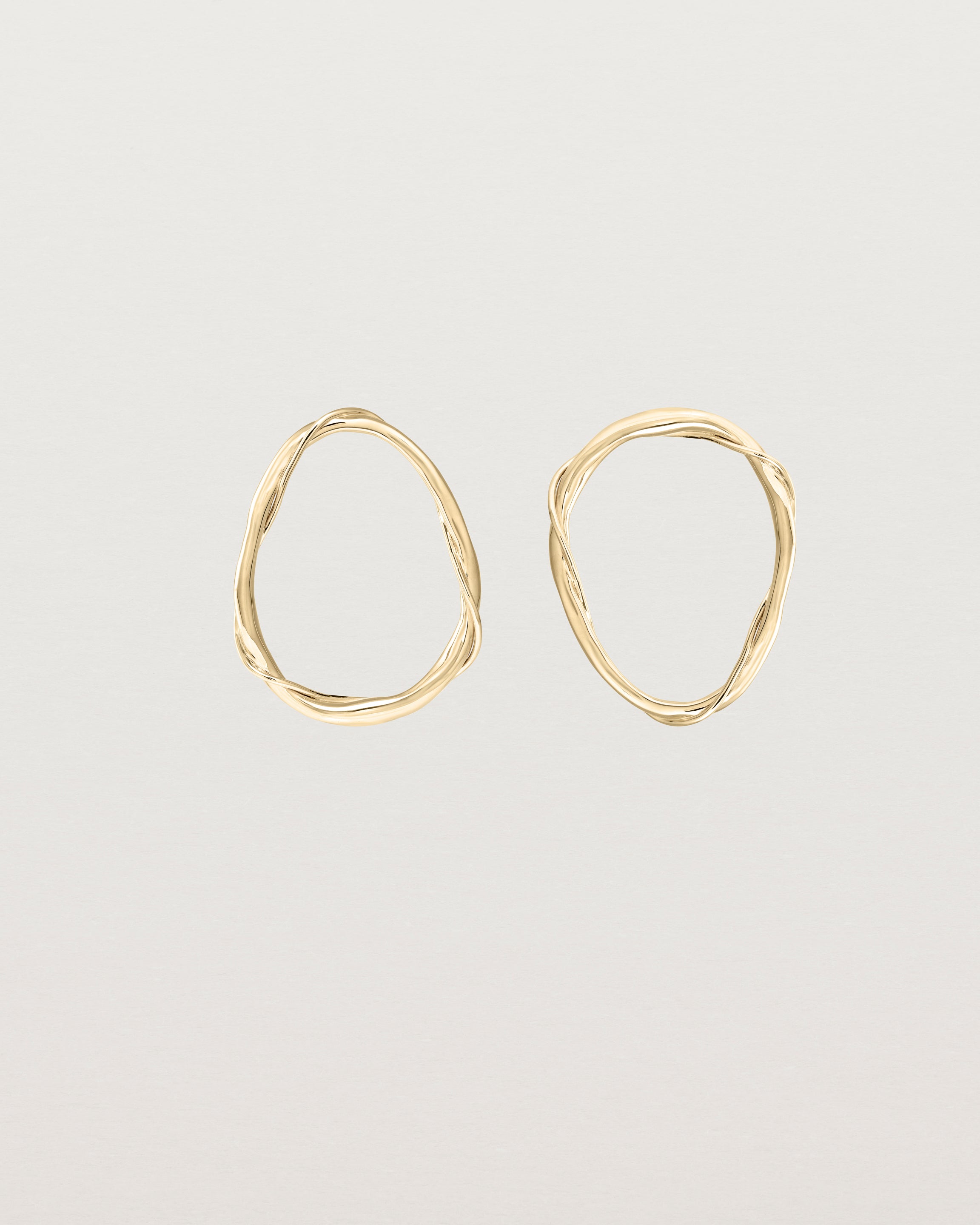 Front view of the Dalí Earrings in yellow gold.