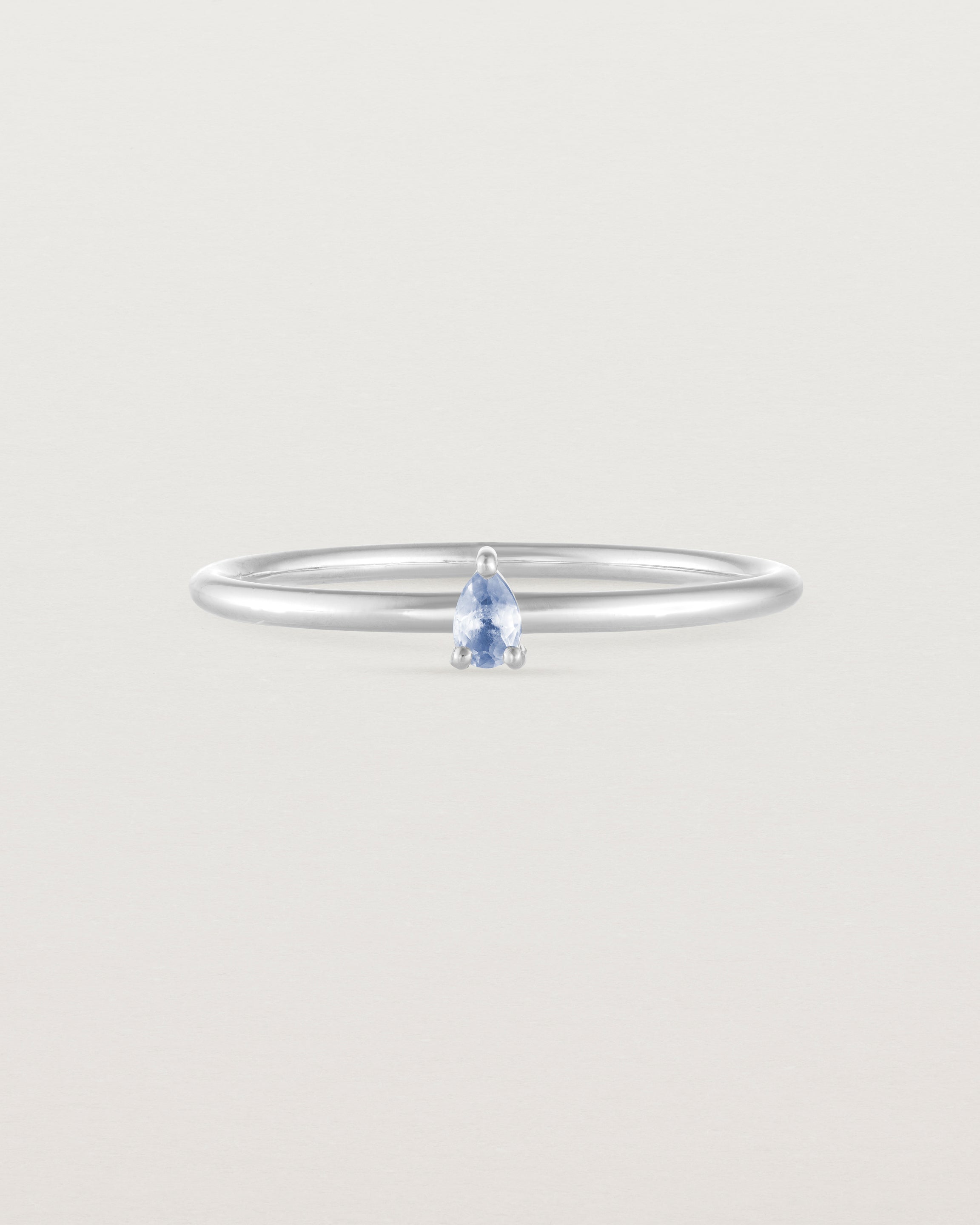 Front view of the Danaë Stacking Ring | Sapphire in white gold.