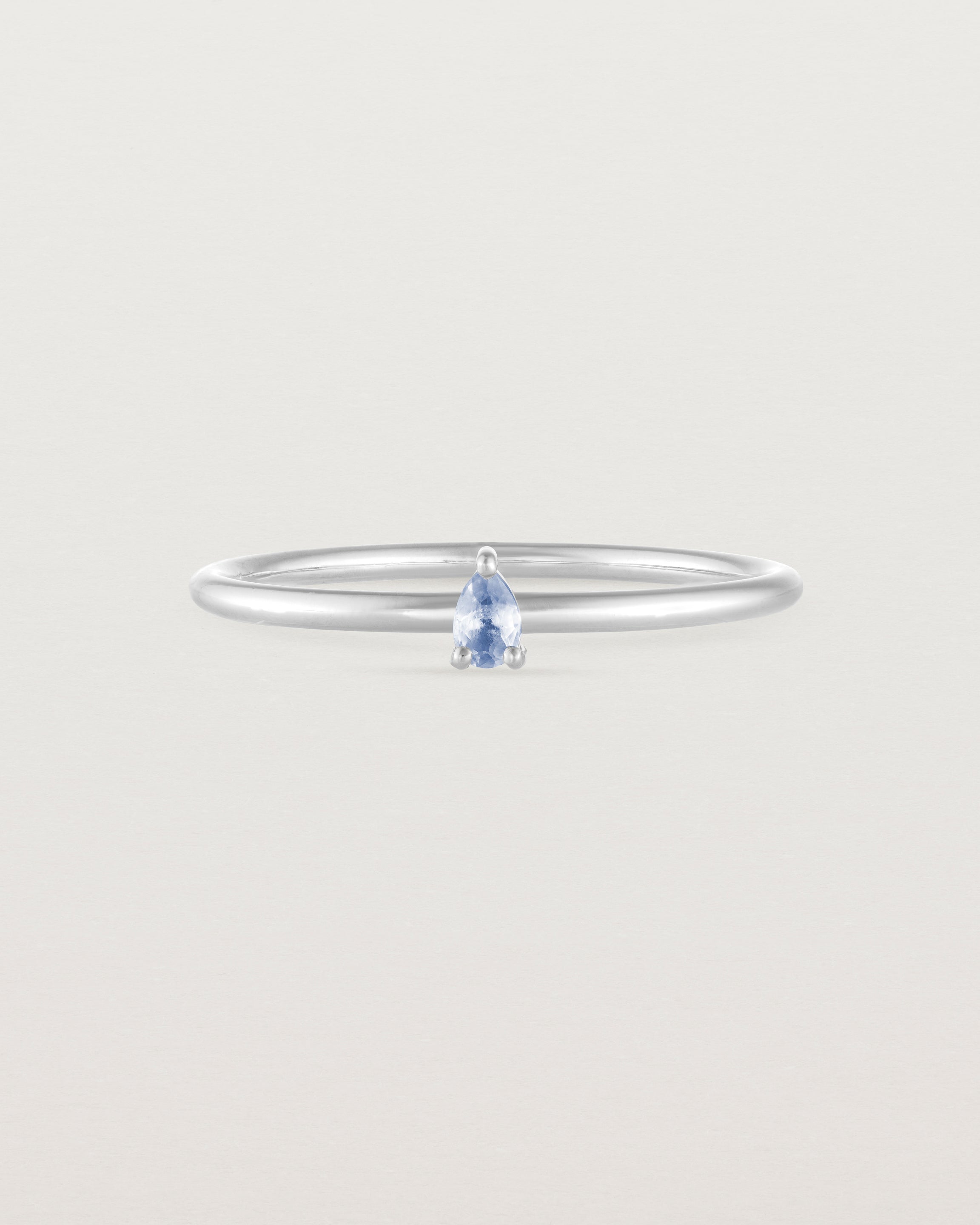 Front view of the Danaë Stacking Ring | Sapphire in white gold.