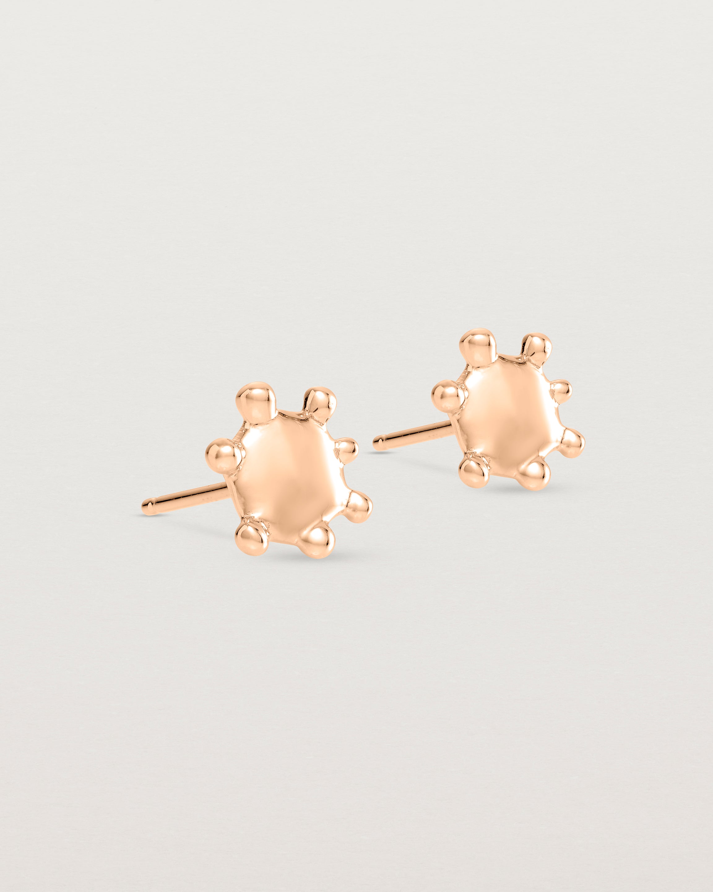 Angled view of the Dotted Mana Studs in rose gold.