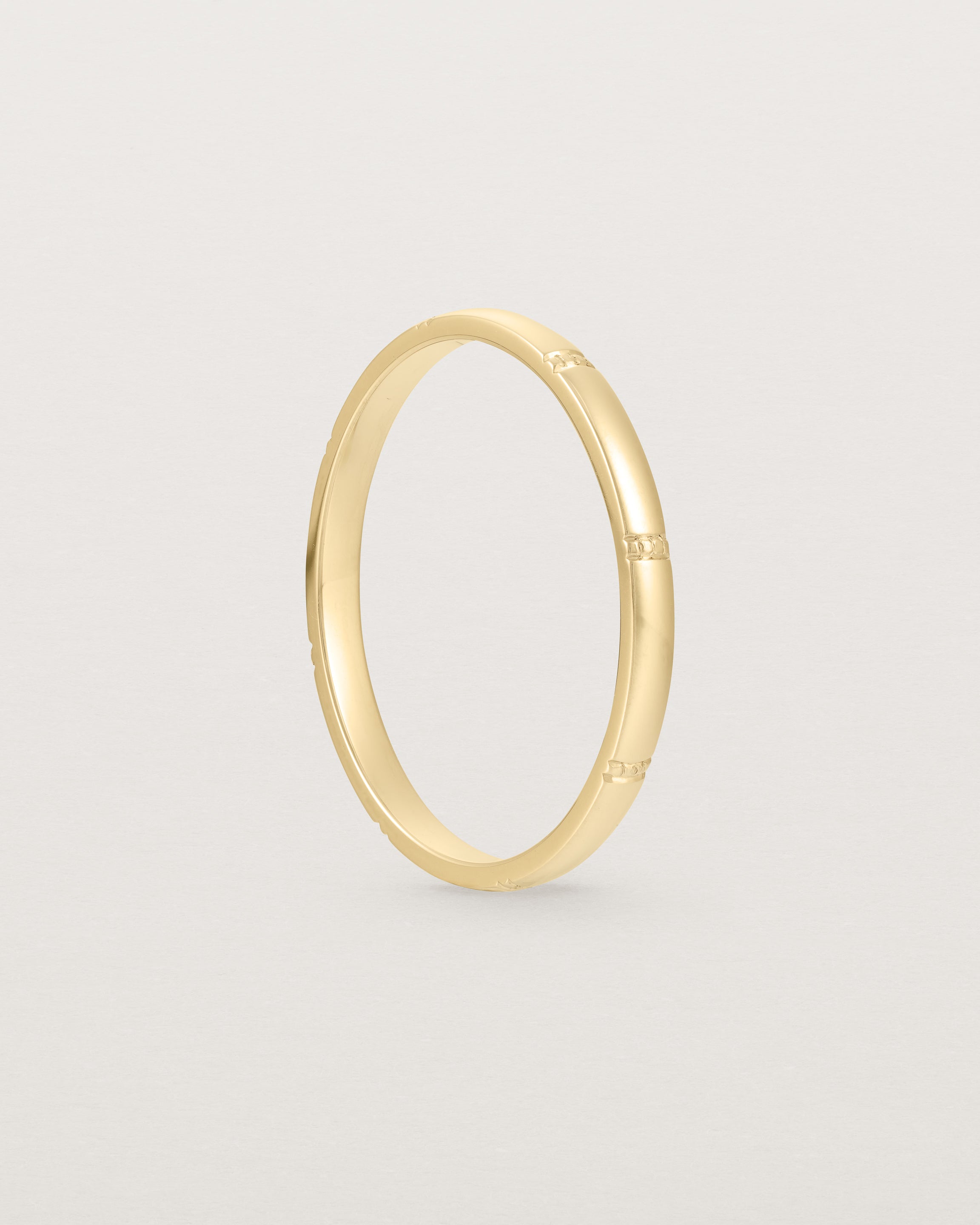 Standing view of the Grain Wedding Ring | 2mm | Yellow Gold.