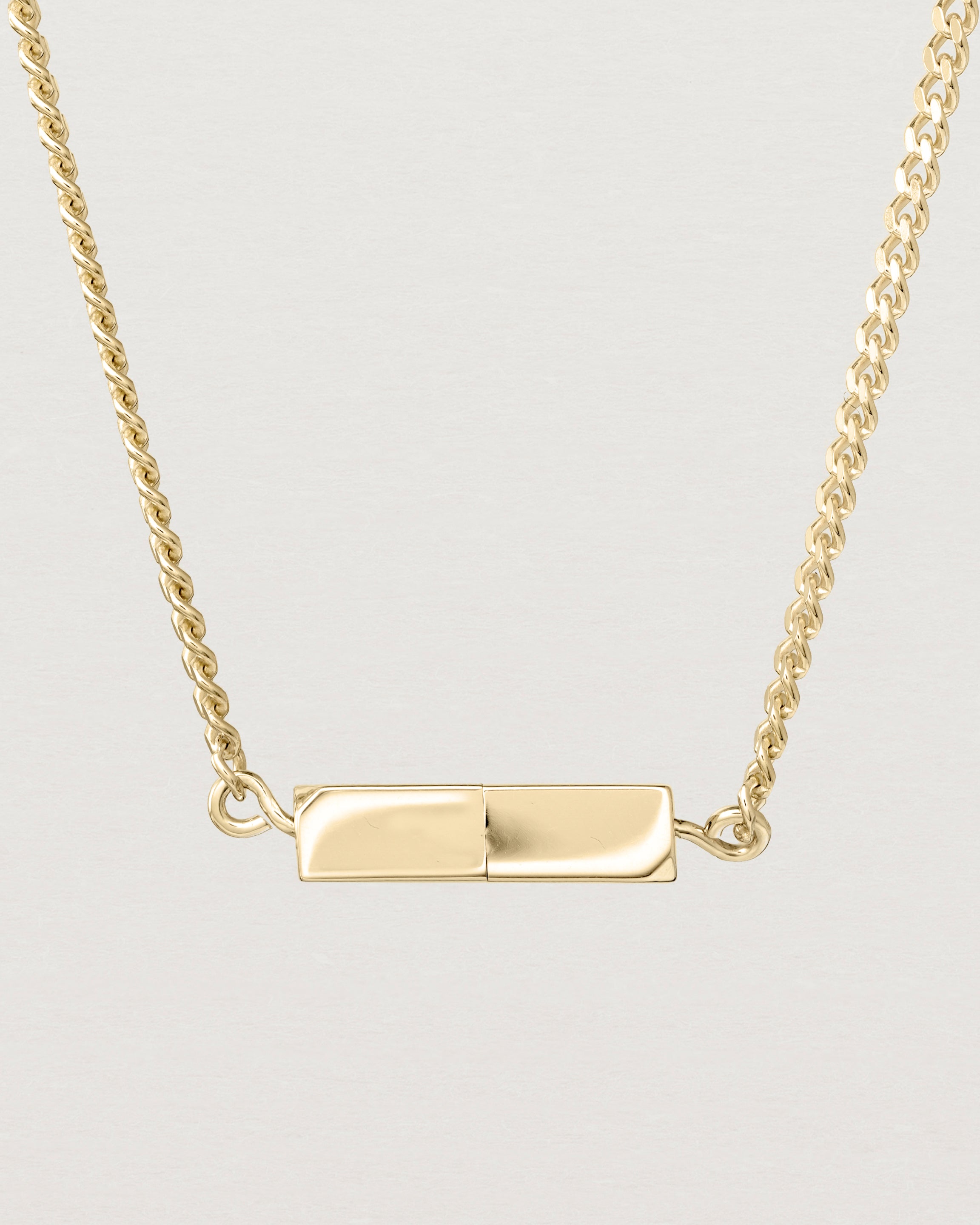 Close up view of the Guardian Chain in yellow gold.