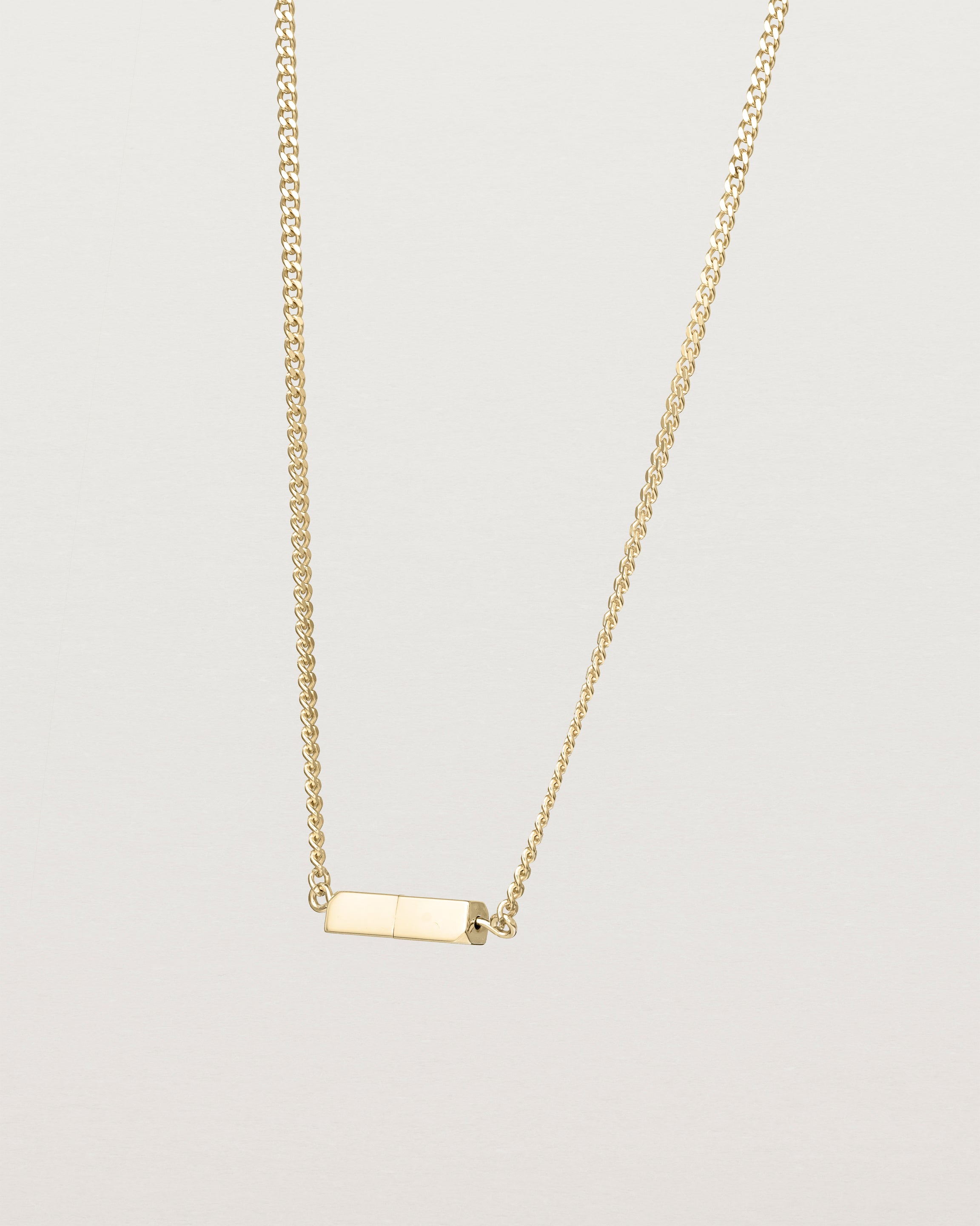 Angled view of the Guardian Chain in yellow gold.