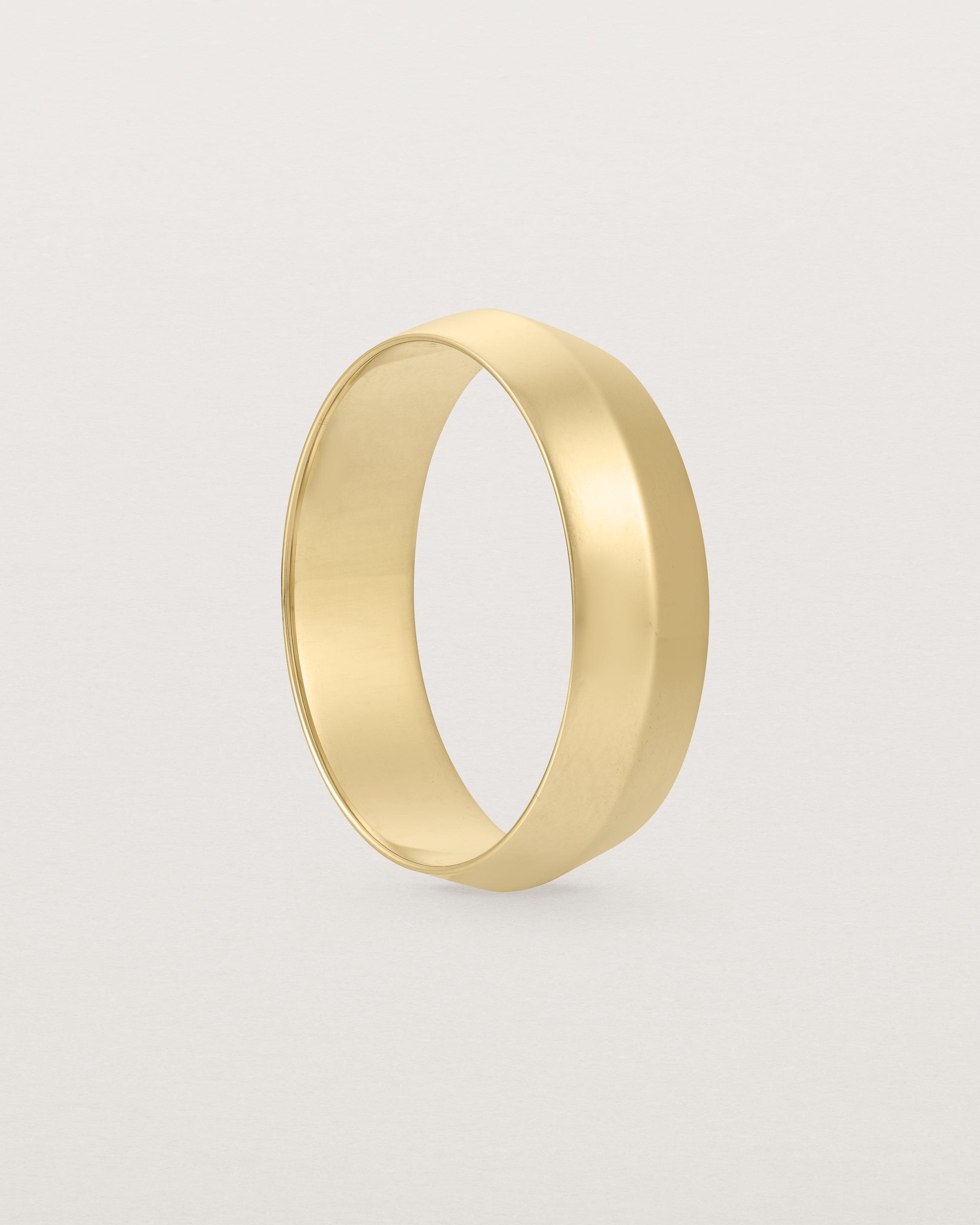 Standing view of the Knife Edge Wedding Ring | 6mm | Yellow Gold.