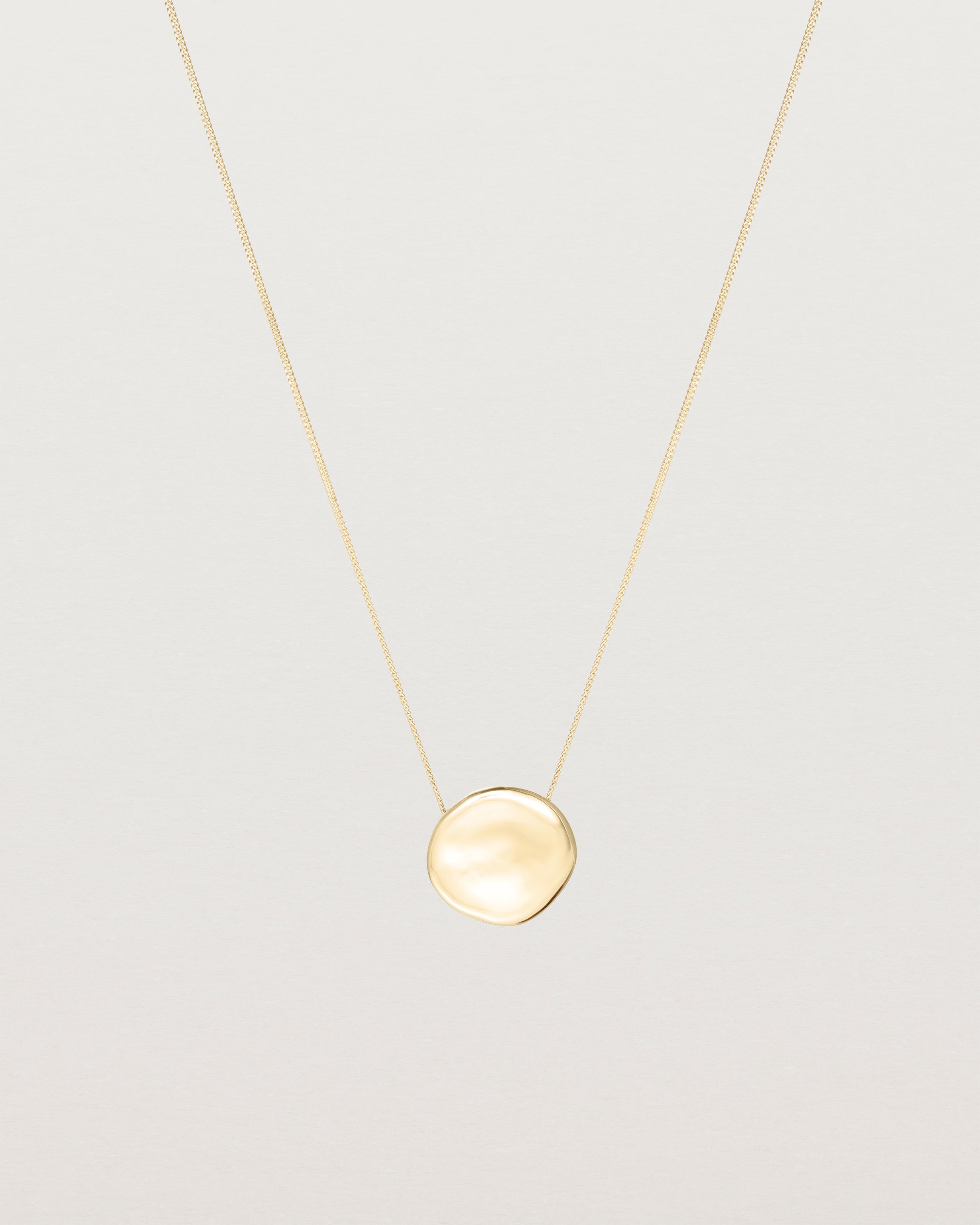 Front view of the Mana Necklace in yellow gold.