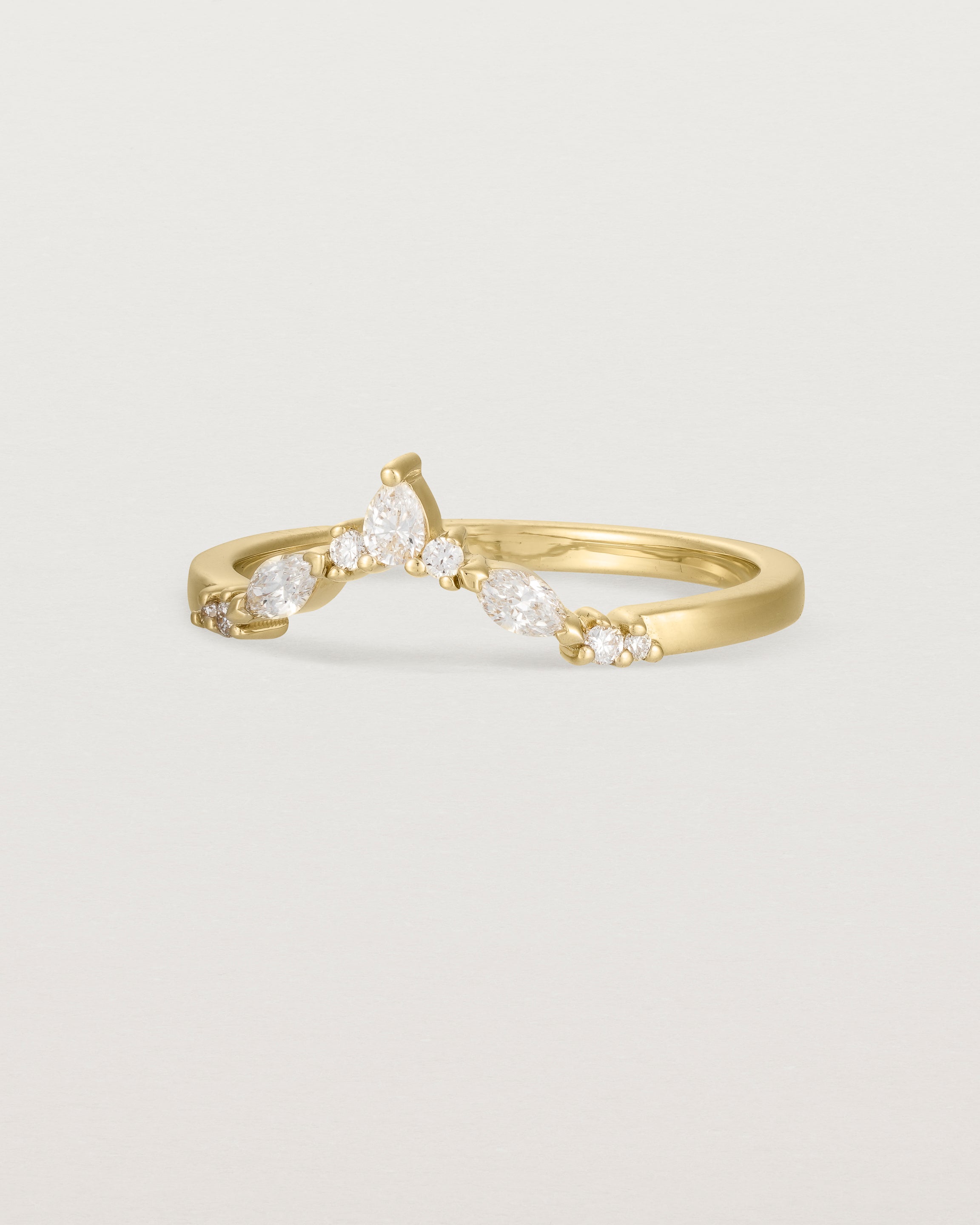 Angled view of the Meia Crown Ring | Fit Ⅲ | Yellow Gold.