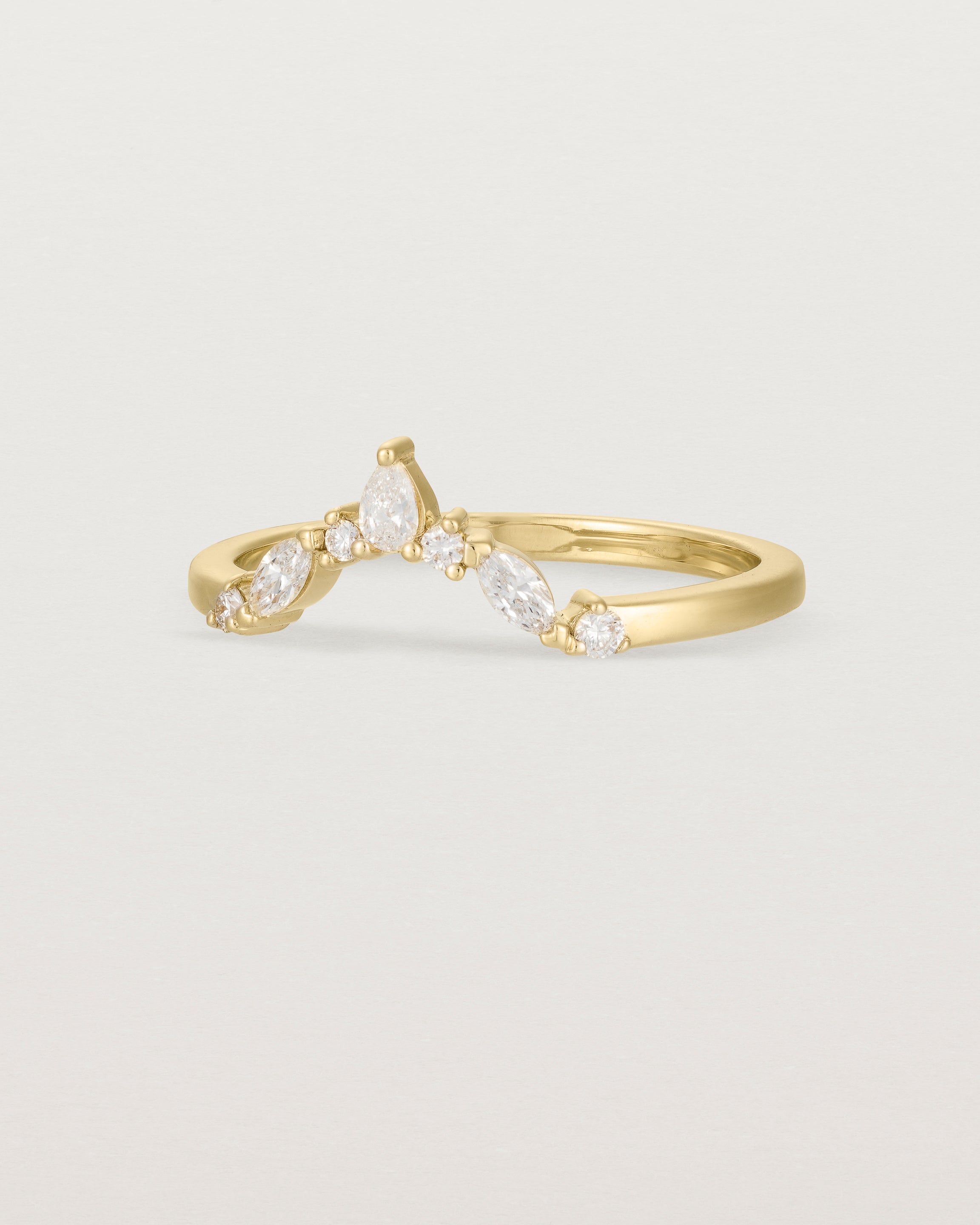 Angled view of the Meia Crown Ring | Fit Ⅱ | Yellow Gold.