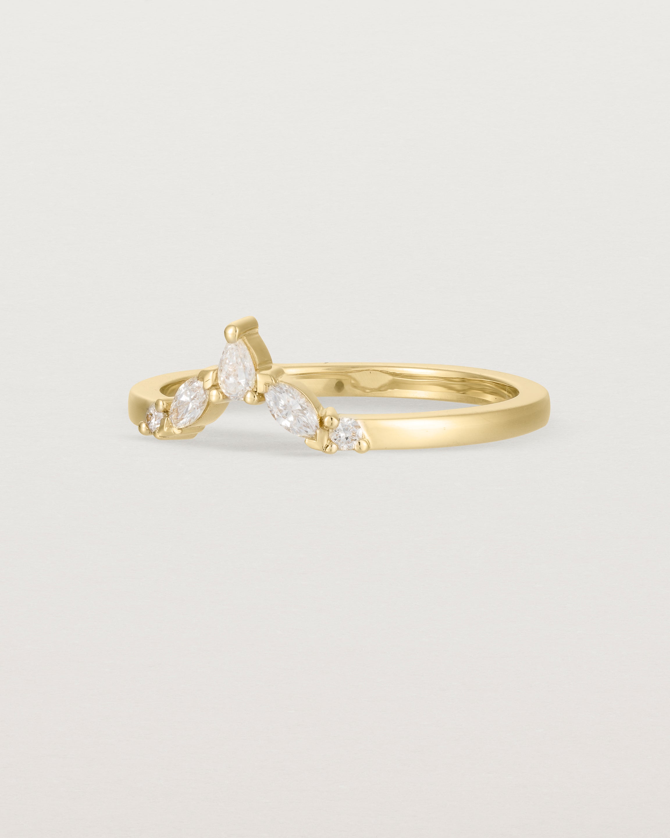 Angled view of the Meia Crown Ring | Fit Ⅰ | Yellow Gold.