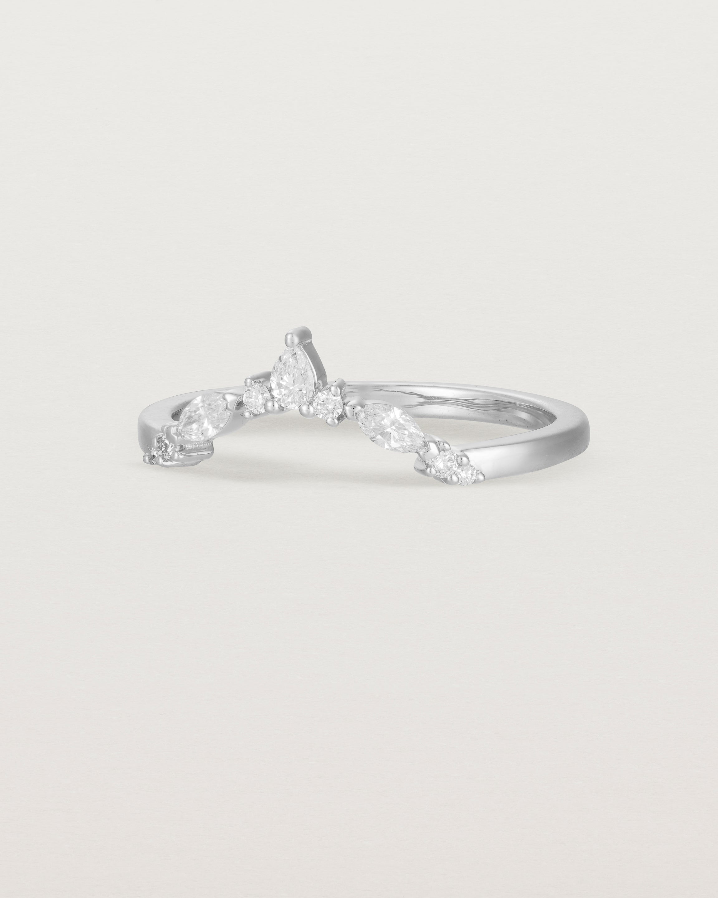 Angled view of the Meia Crown Ring | Fit Ⅳ | White Gold.