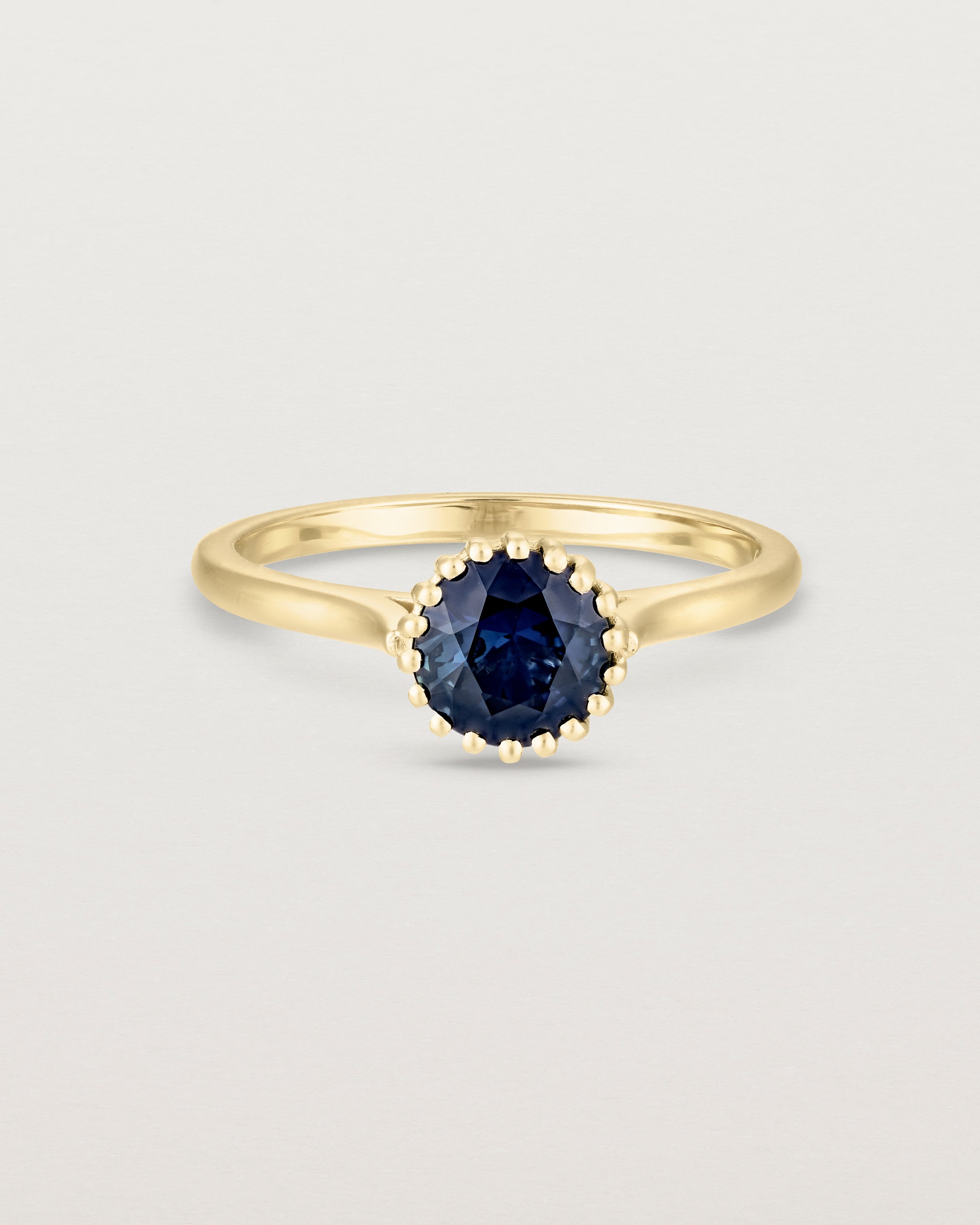 Front view of the Meroë Round Solitaire | Australian Sapphire in yellow gold.