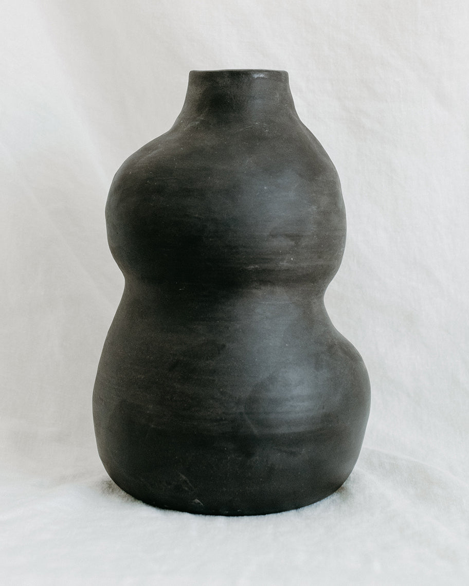 Ruby Robinson Curvy Vase Raw Black | Raw Black