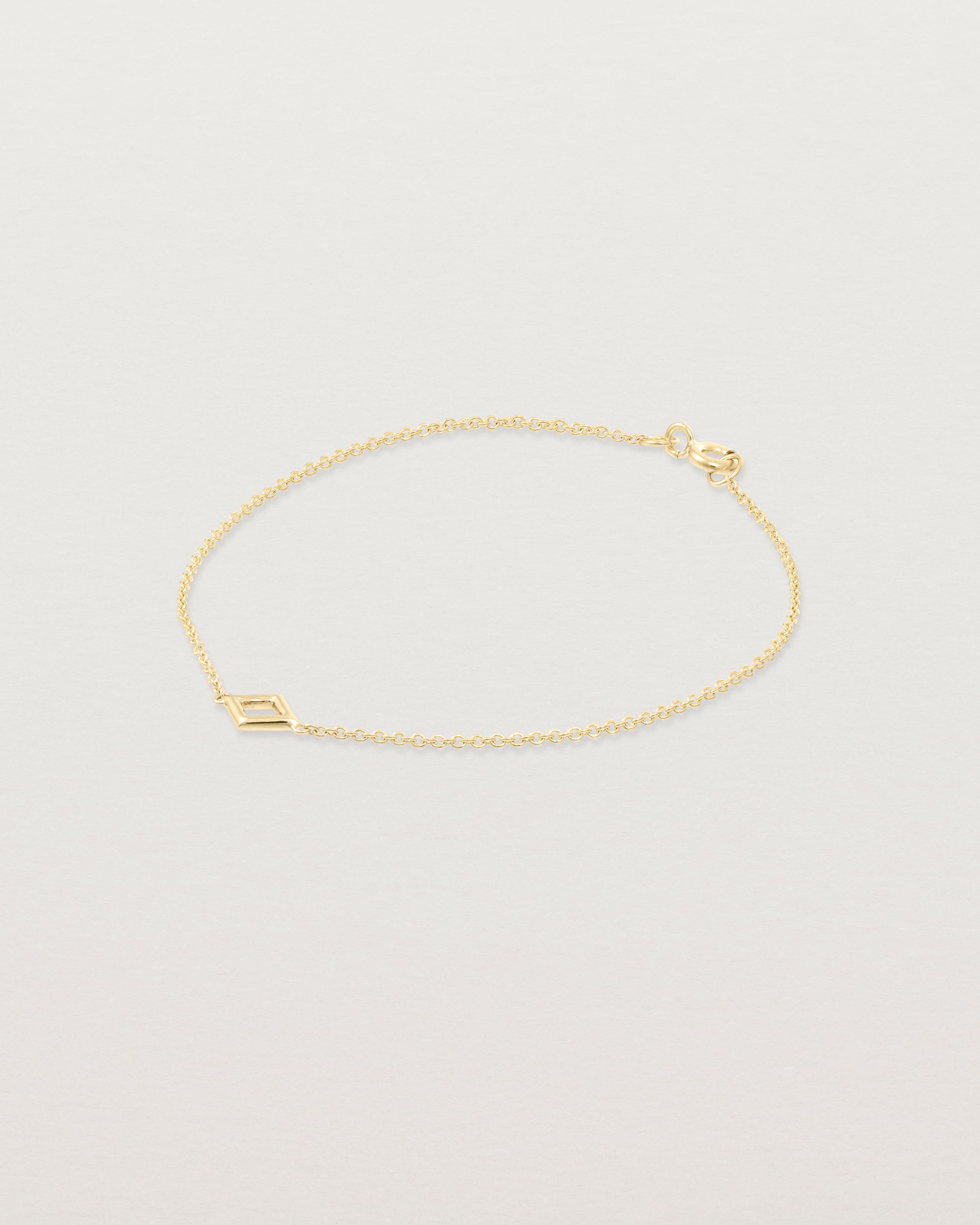 Front view of the Nuna Bracelet in yellow gold.